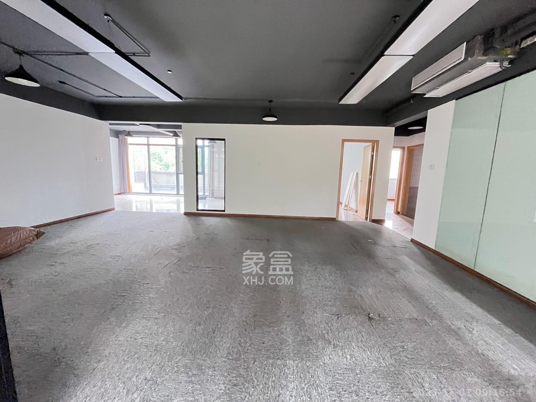 藏珑湖上国际花园  3室2厅2卫    3300.0元/月 藏珑湖上国际花园  3室2厅2卫    3300.0元/月室内图