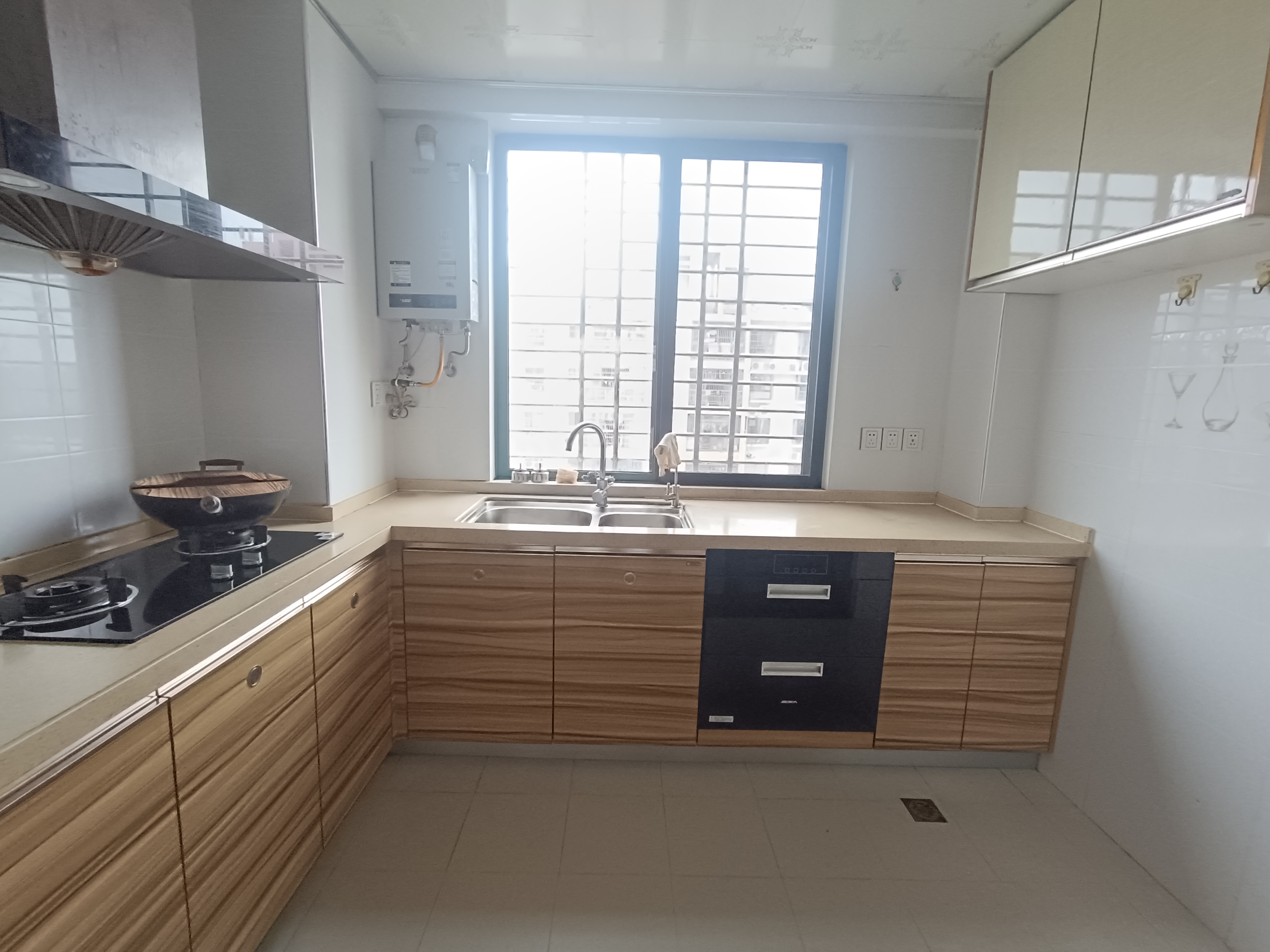 中景花园  3室2厅2卫    150.0万客厅