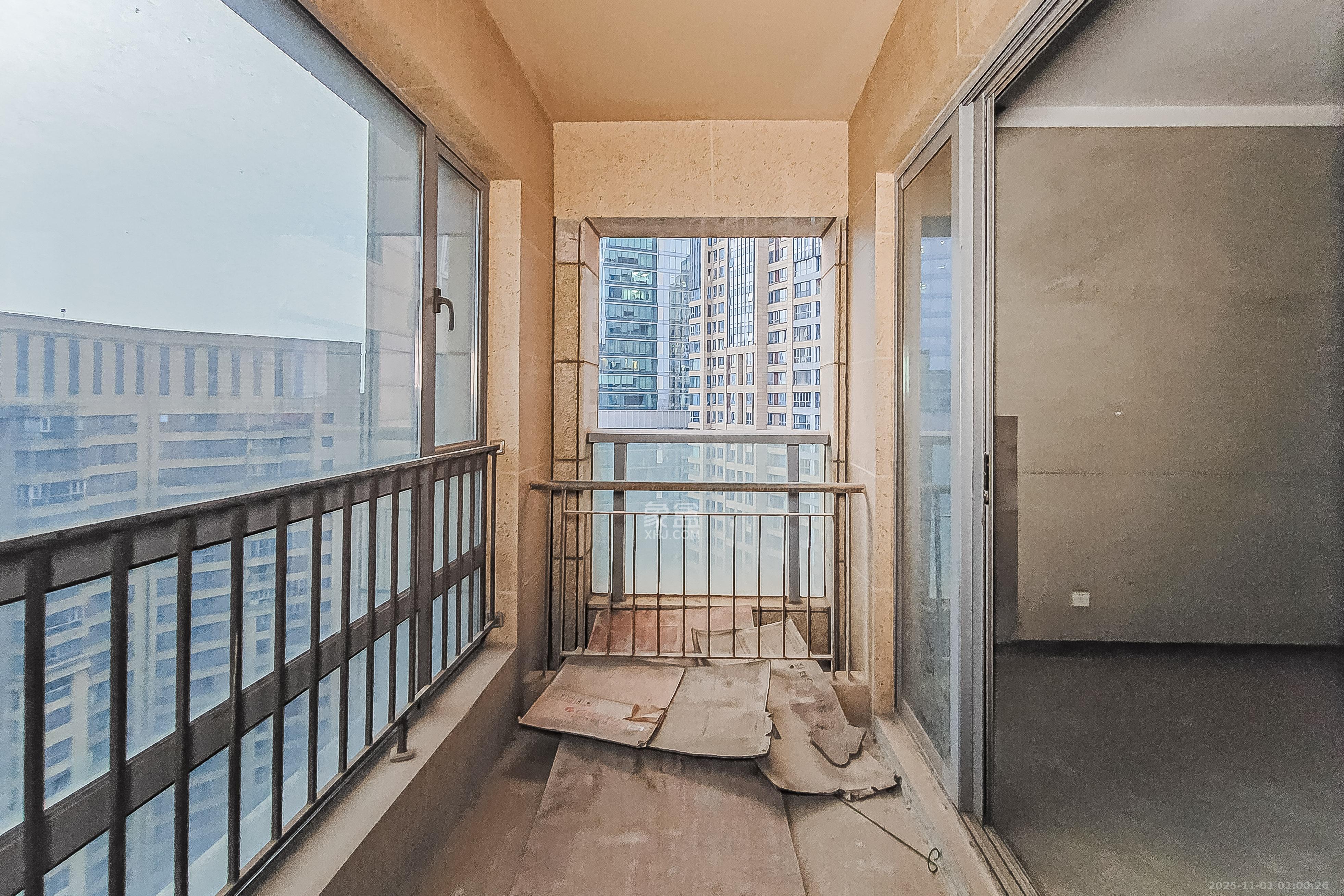 保利国际广场  3室2厅2卫    248.0万阳台