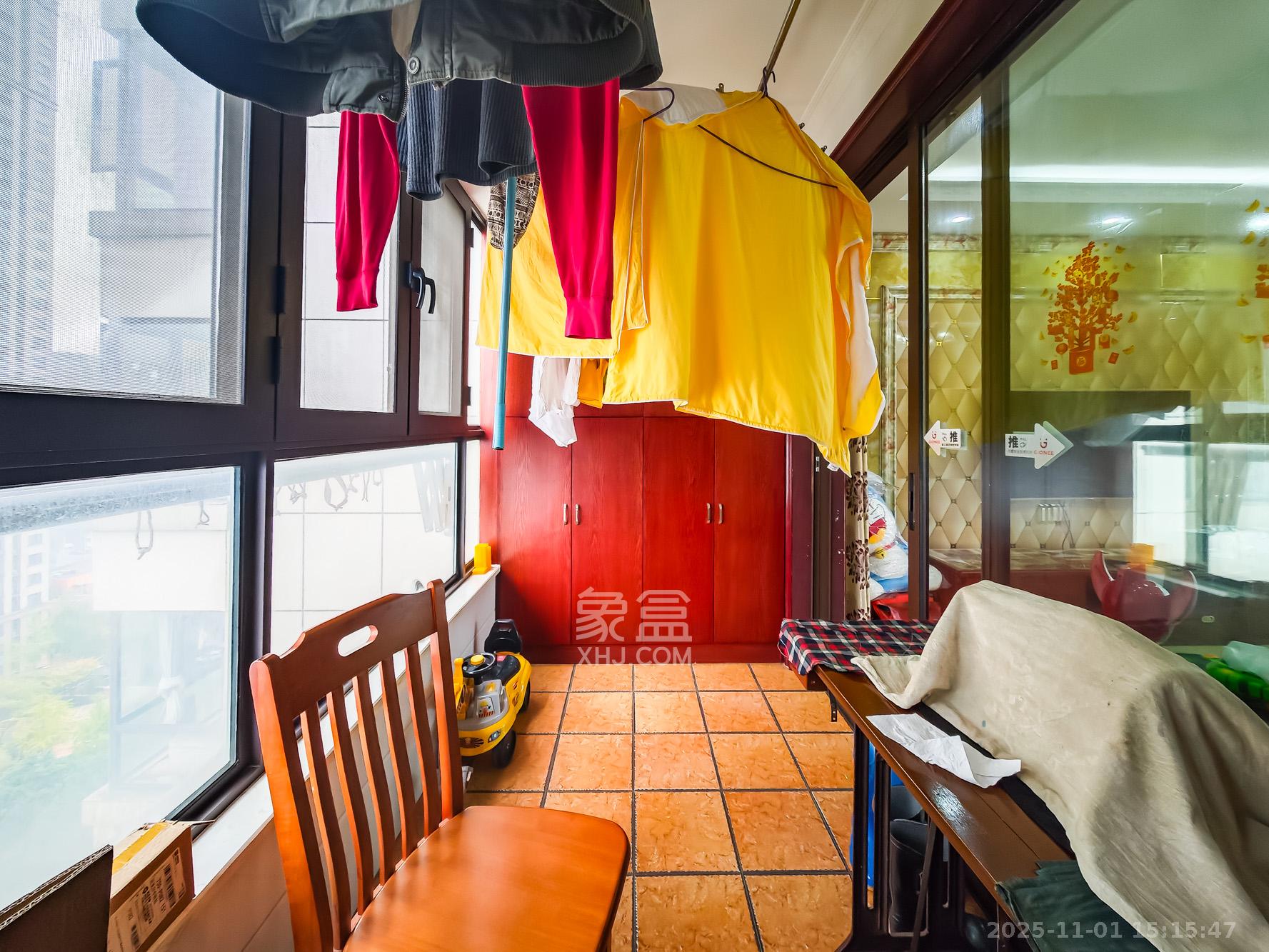 山语城三期  3室2厅2卫    98.0万阳台