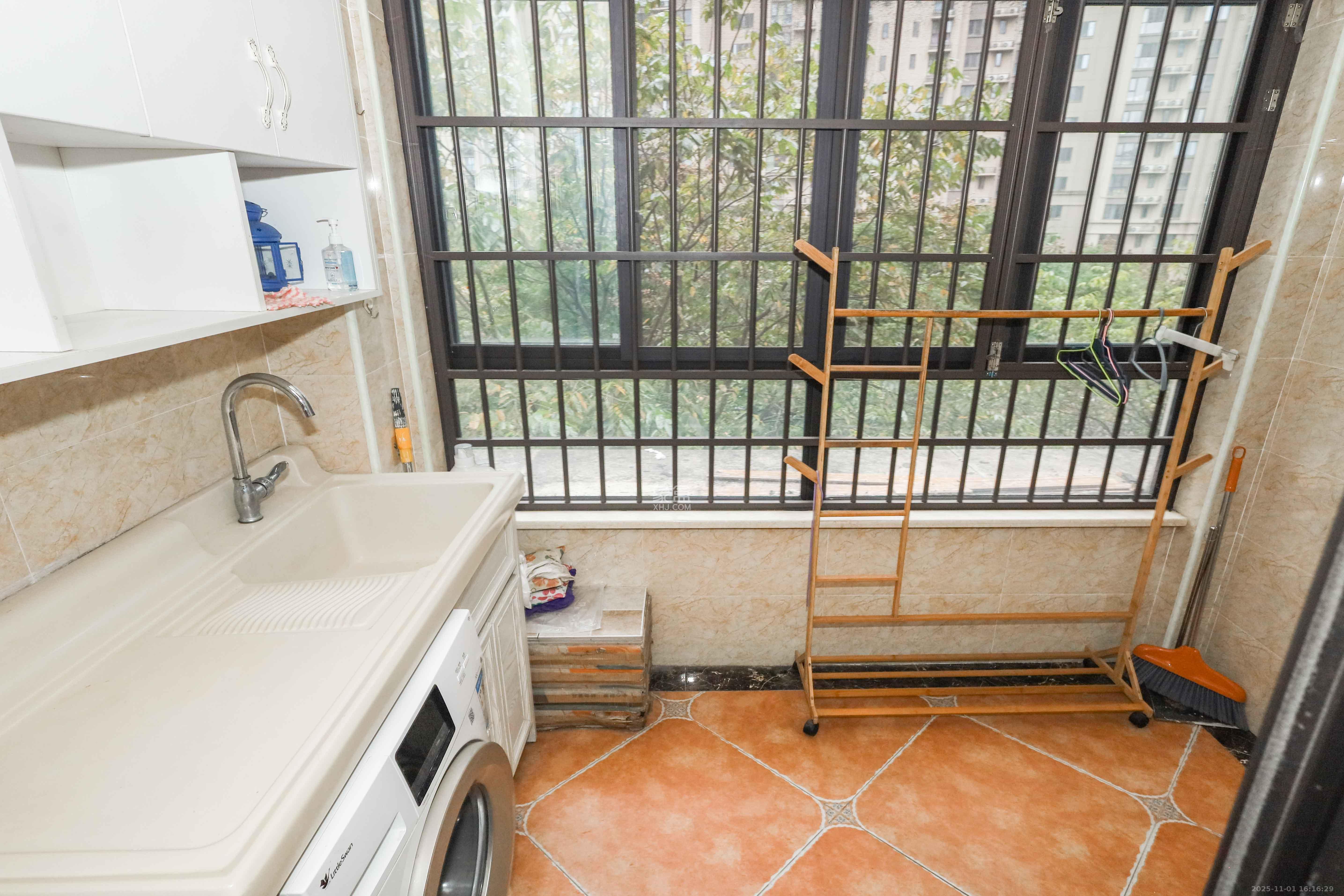 惠天然梅岭国际 3室2厅1卫 98.0万 惠天然梅岭国际 3室2厅1卫 98.0万阳台