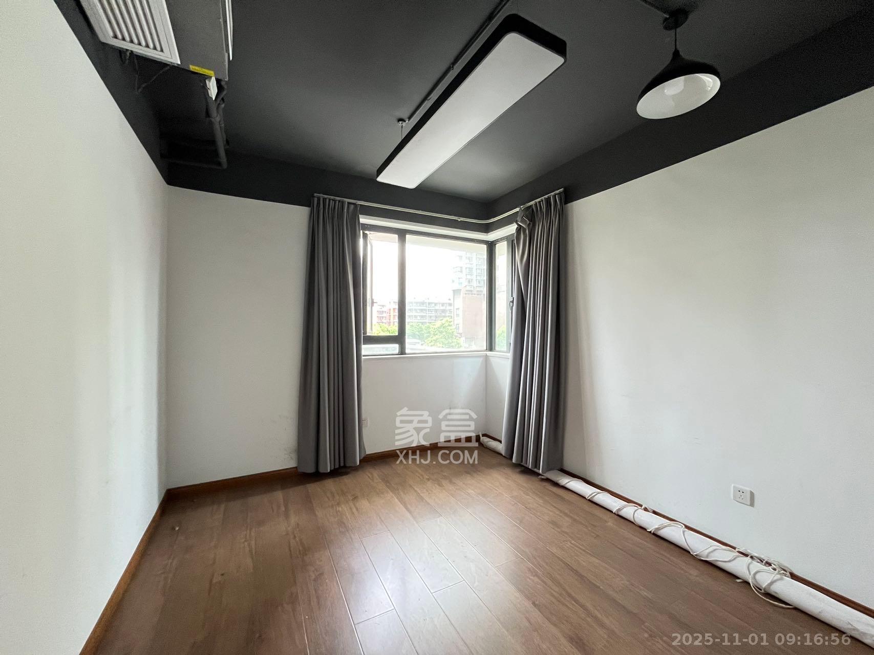 藏珑湖上国际花园  3室2厅2卫    3300.0元/月 藏珑湖上国际花园  3室2厅2卫    3300.0元/月室内图