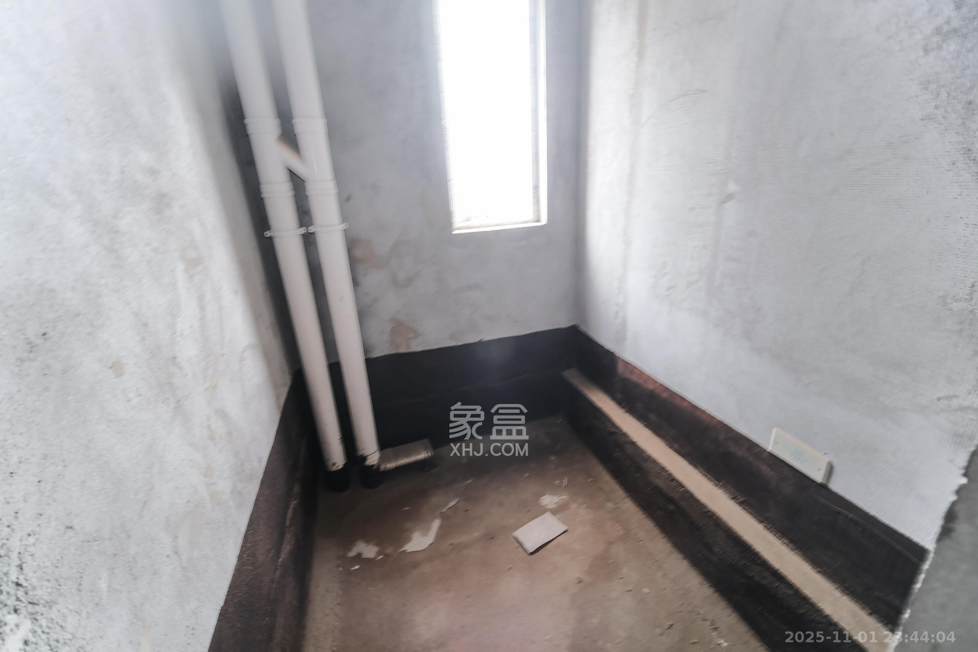 保利香槟国际  3室2厅2卫    79.8万卫生间