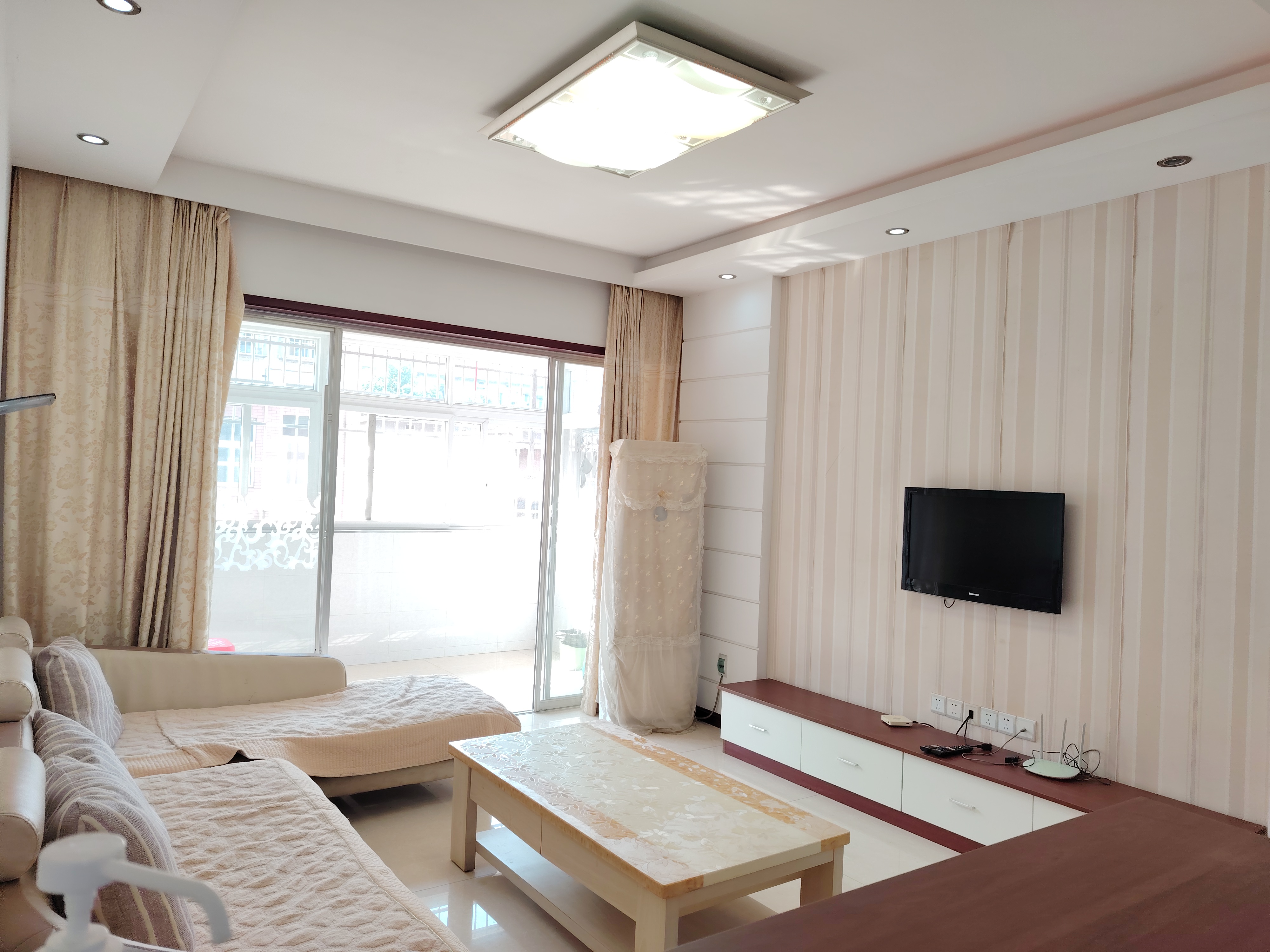 梓瑞小区  3室2厅1卫    1200.0元/月