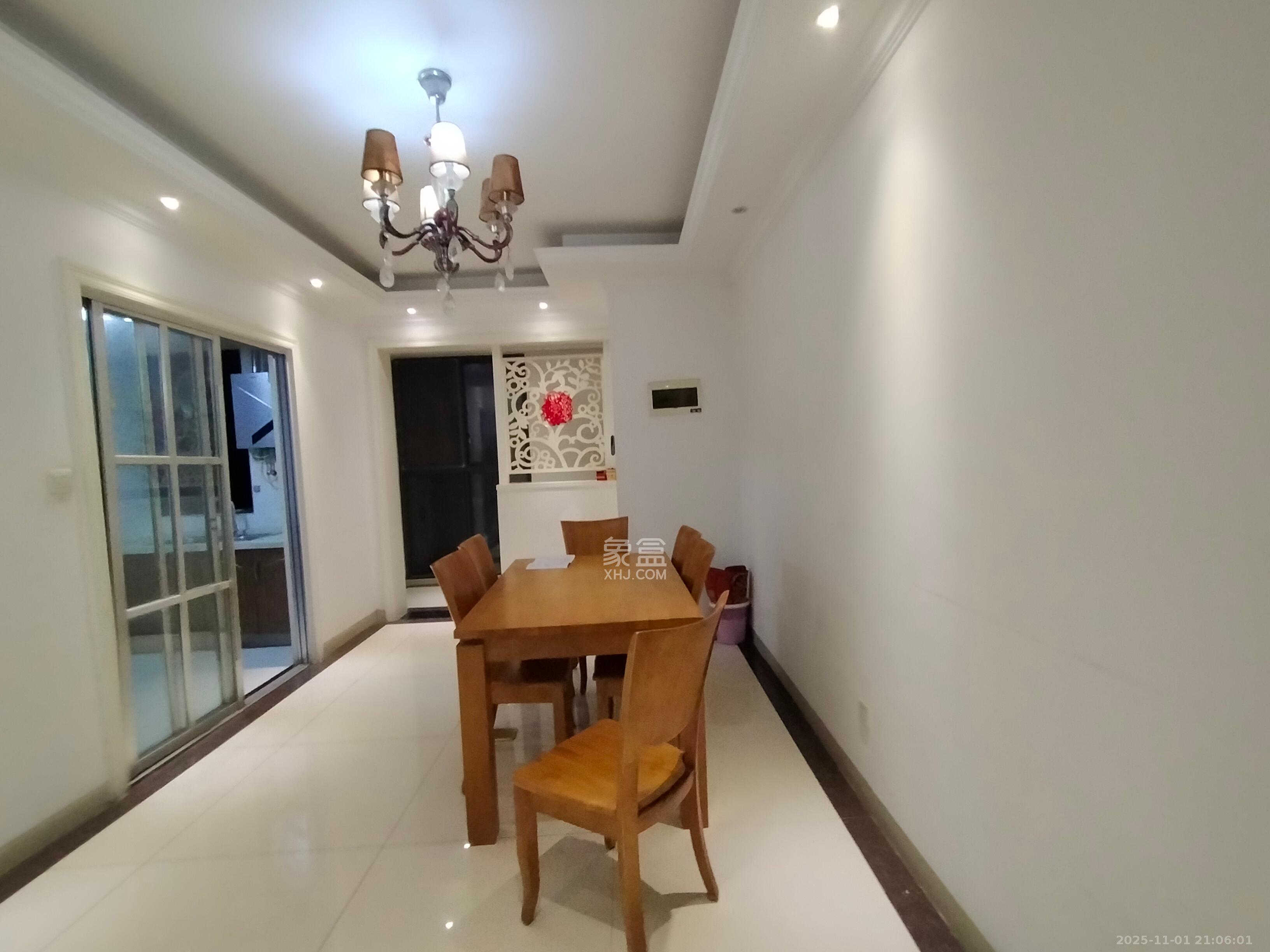 翡翠云天  3室2厅2卫    2000.0元/月室内图