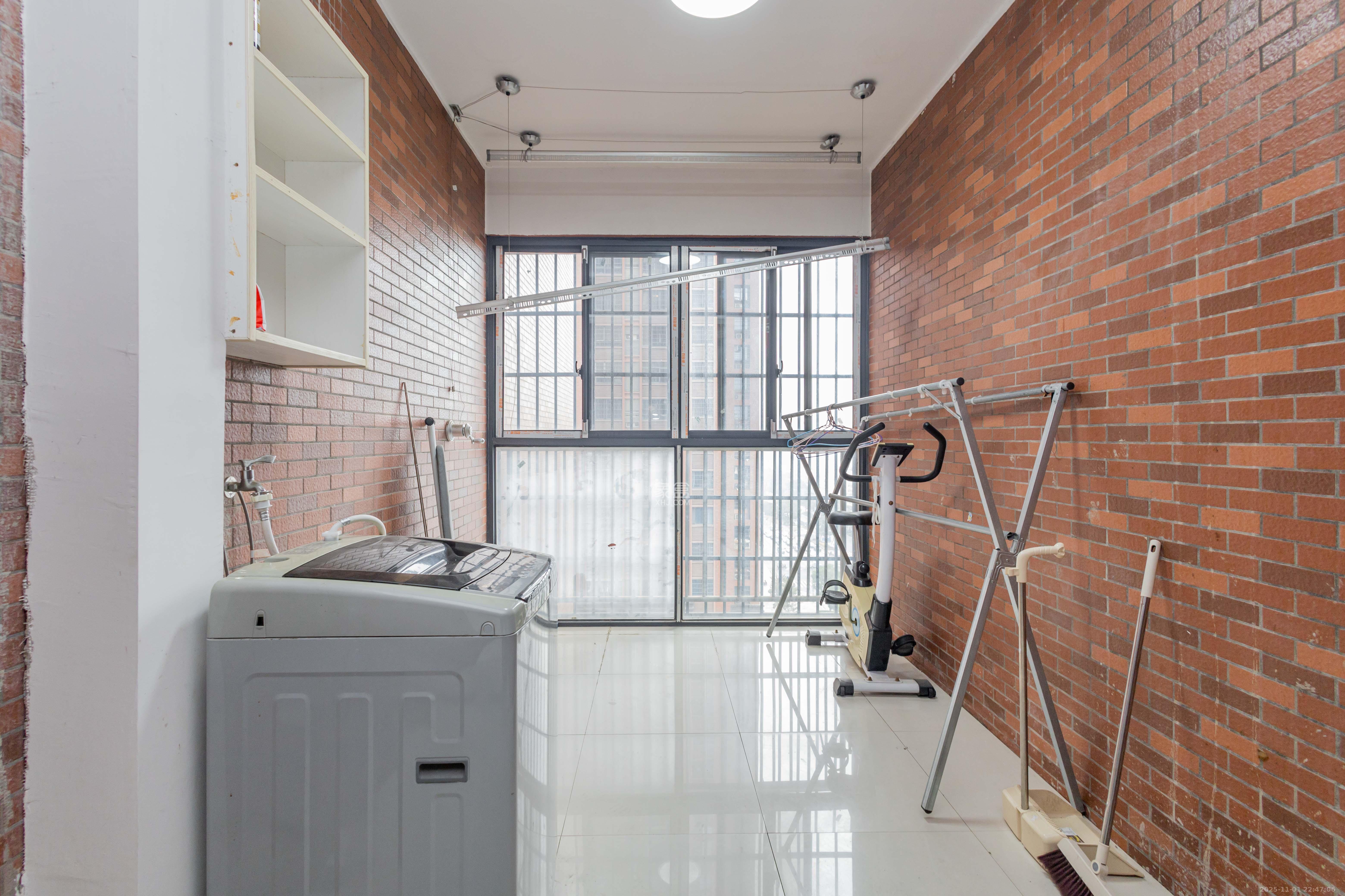 辉宏橄榄城 5室2厅1卫 82.8万 辉宏橄榄城 5室2厅1卫 82.8万卧室