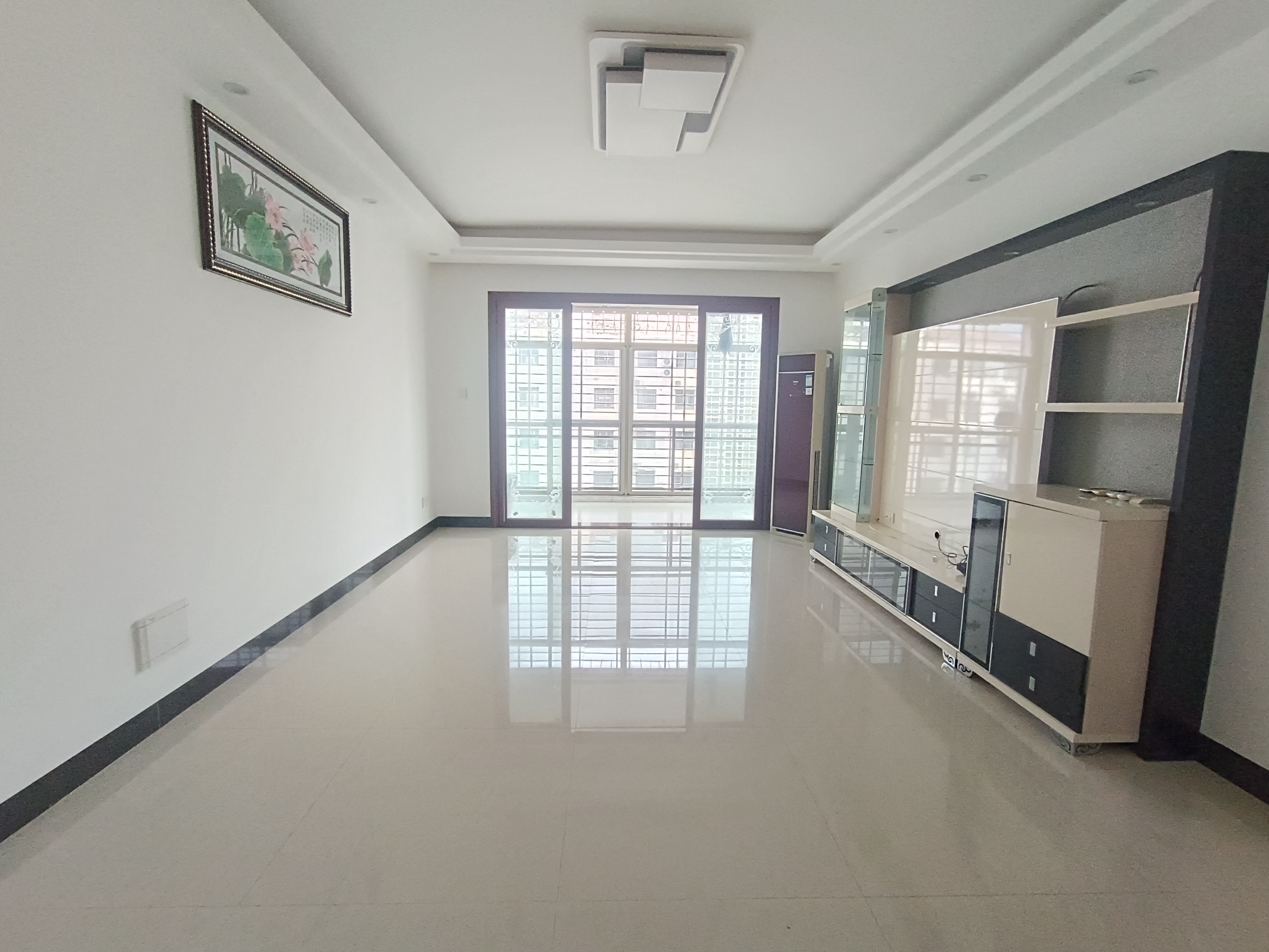 中景花园  3室2厅2卫    150.0万客厅