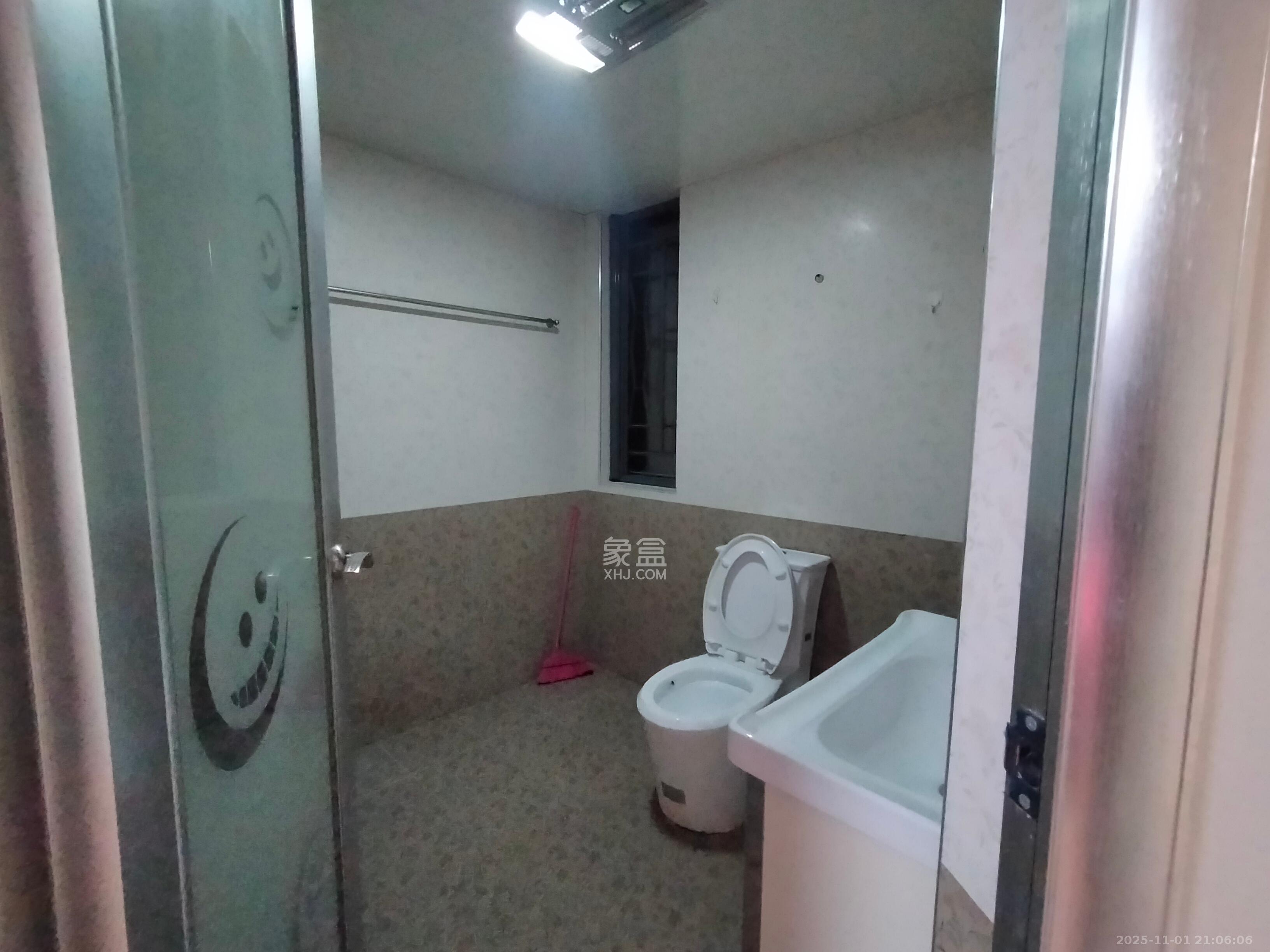 翡翠云天  3室2厅2卫    2000.0元/月室内图