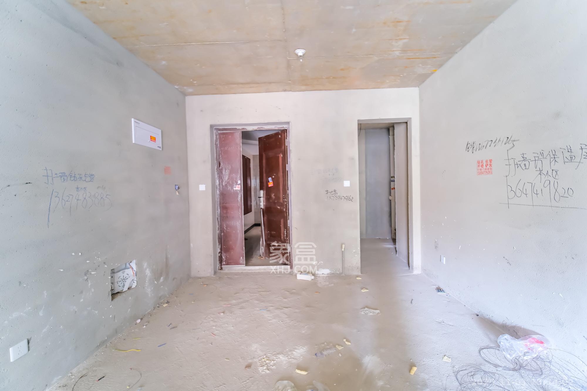 荣盛城  3室2厅2卫    75.0万客厅