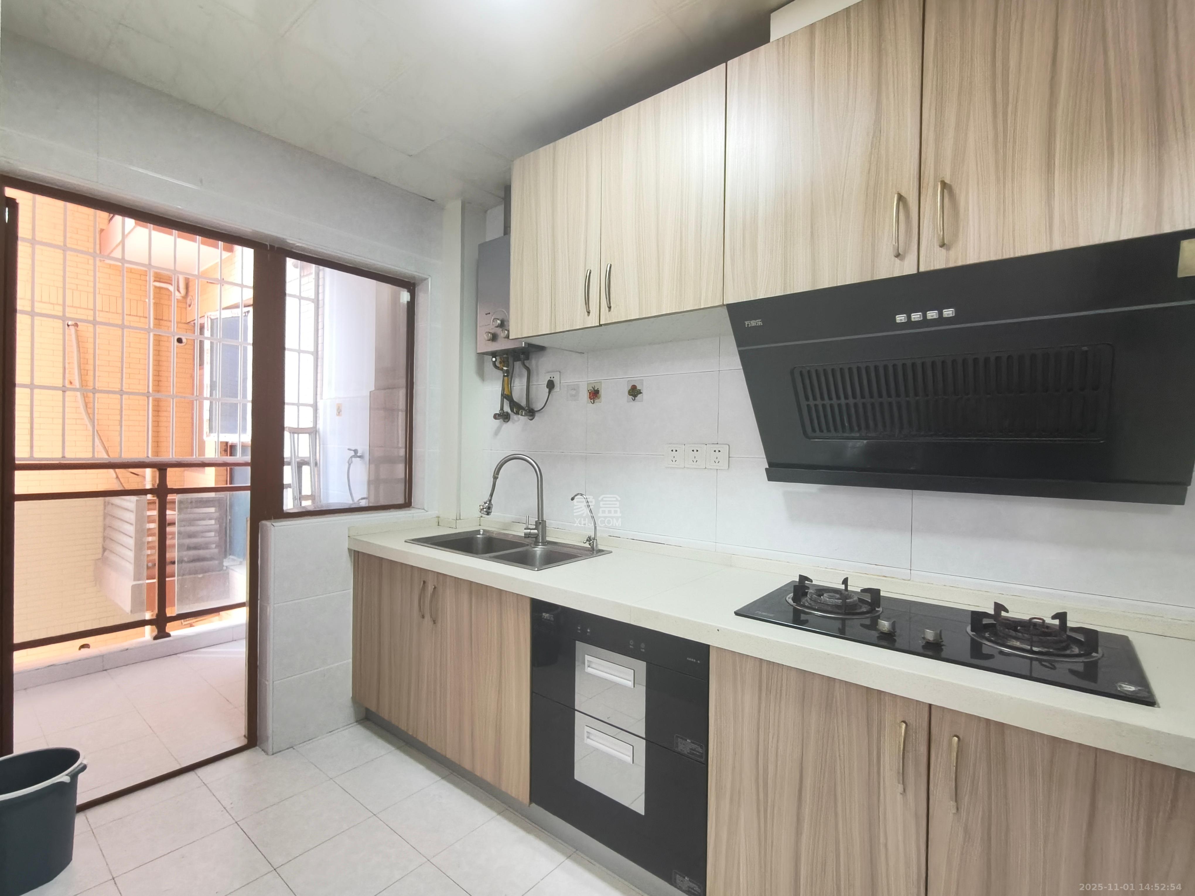 万里时代  2室2厅1卫    2400.0元/月室内图