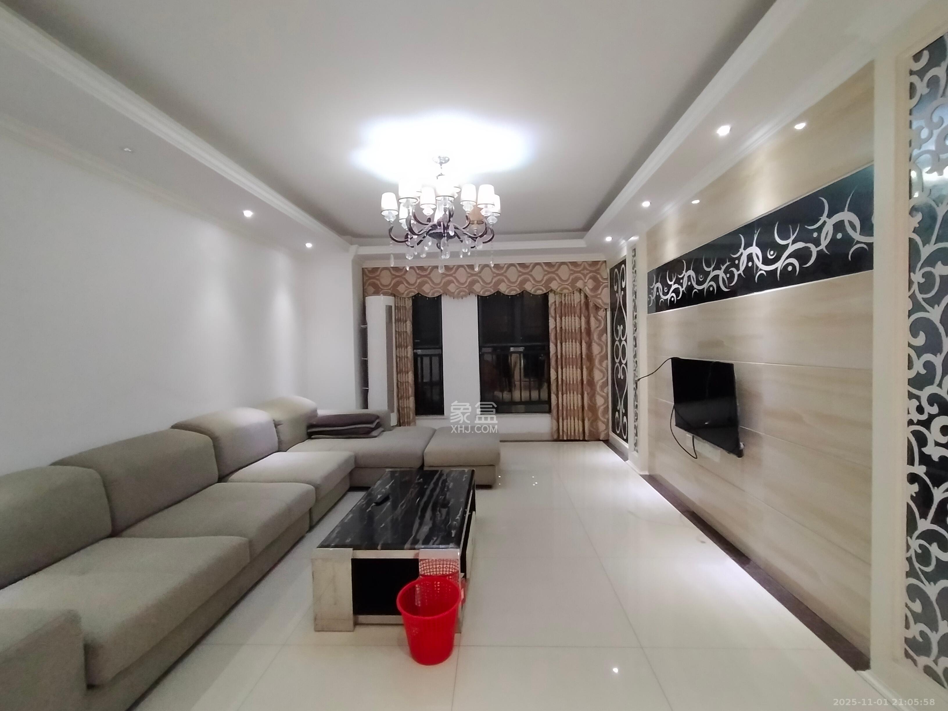 翡翠云天  3室2厅2卫    2000.0元/月