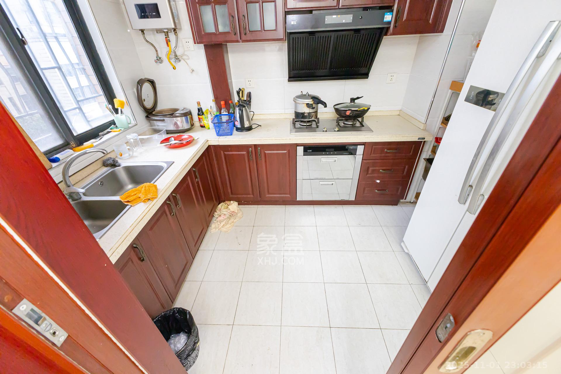 珠江东方明珠（新地东方明珠）三期  4室2厅2卫    100.0万厨房