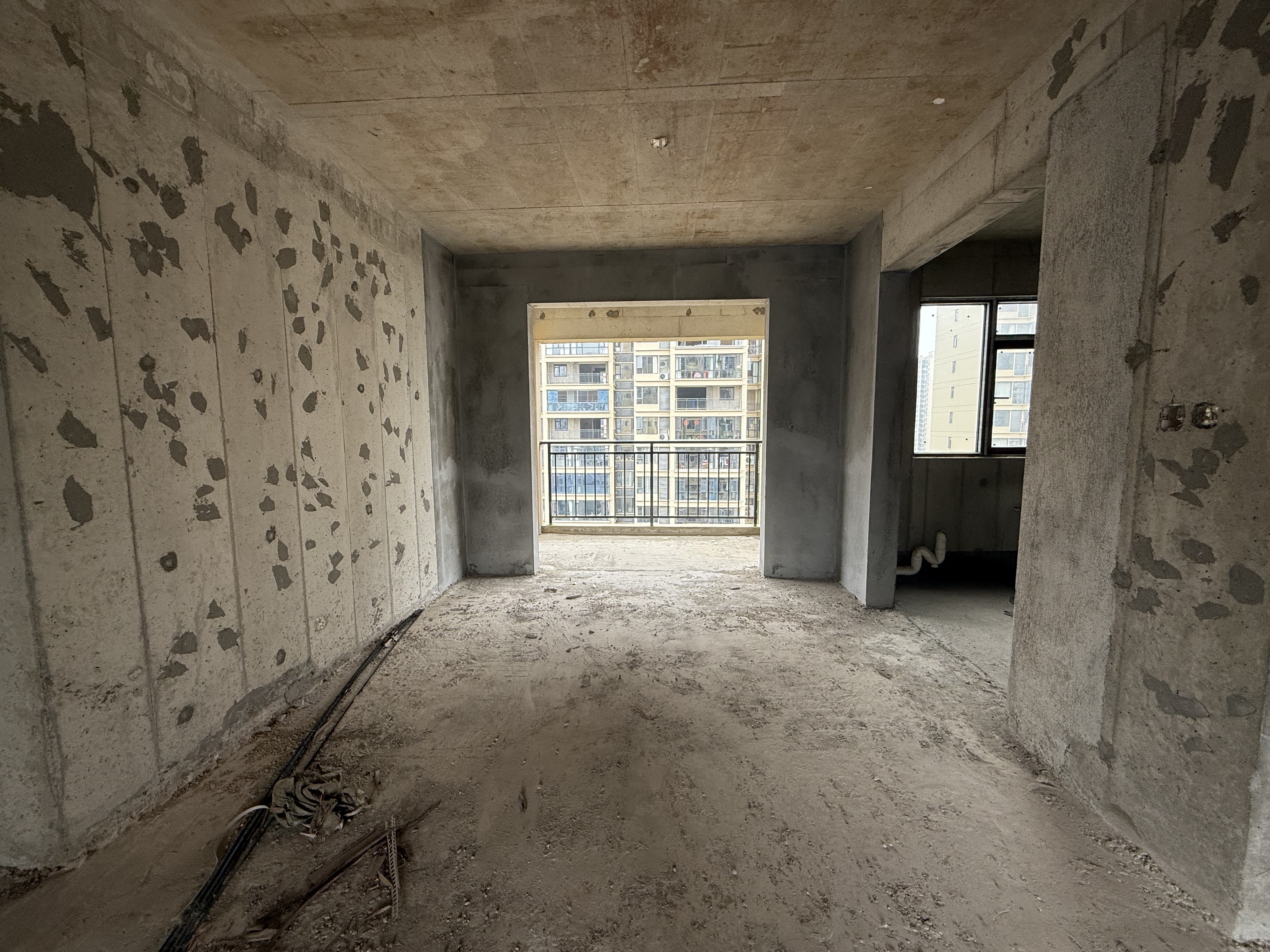 吉大汉珠山府  5室2厅2卫    112.0万客厅