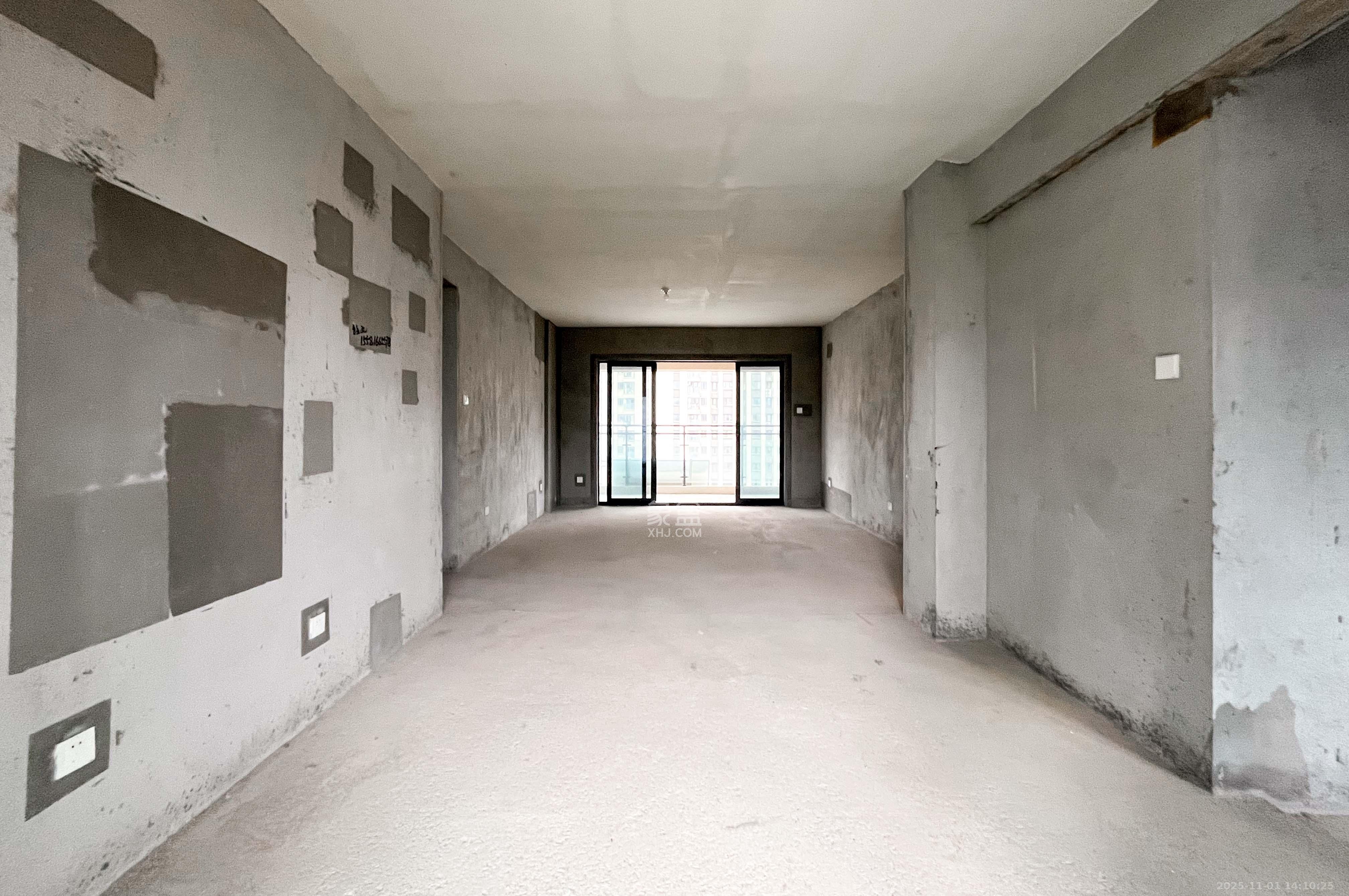 振业城四期 4室2厅2卫 210.0万 振业城四期 4室2厅2卫 210.0万客厅