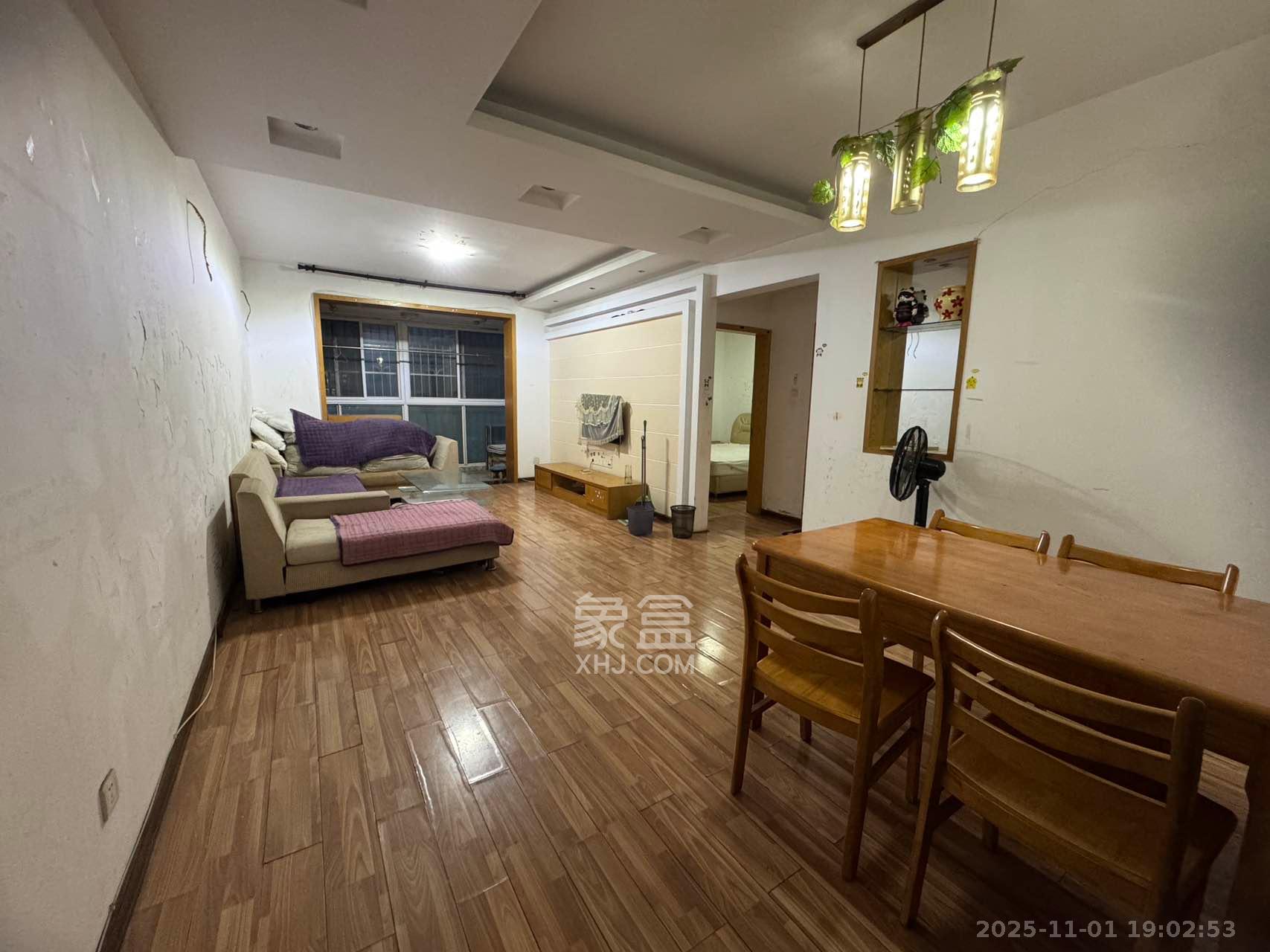 金碧文华  2室2厅1卫    1900.0元/月 金碧文华  2室2厅1卫    1900.0元/月室内图