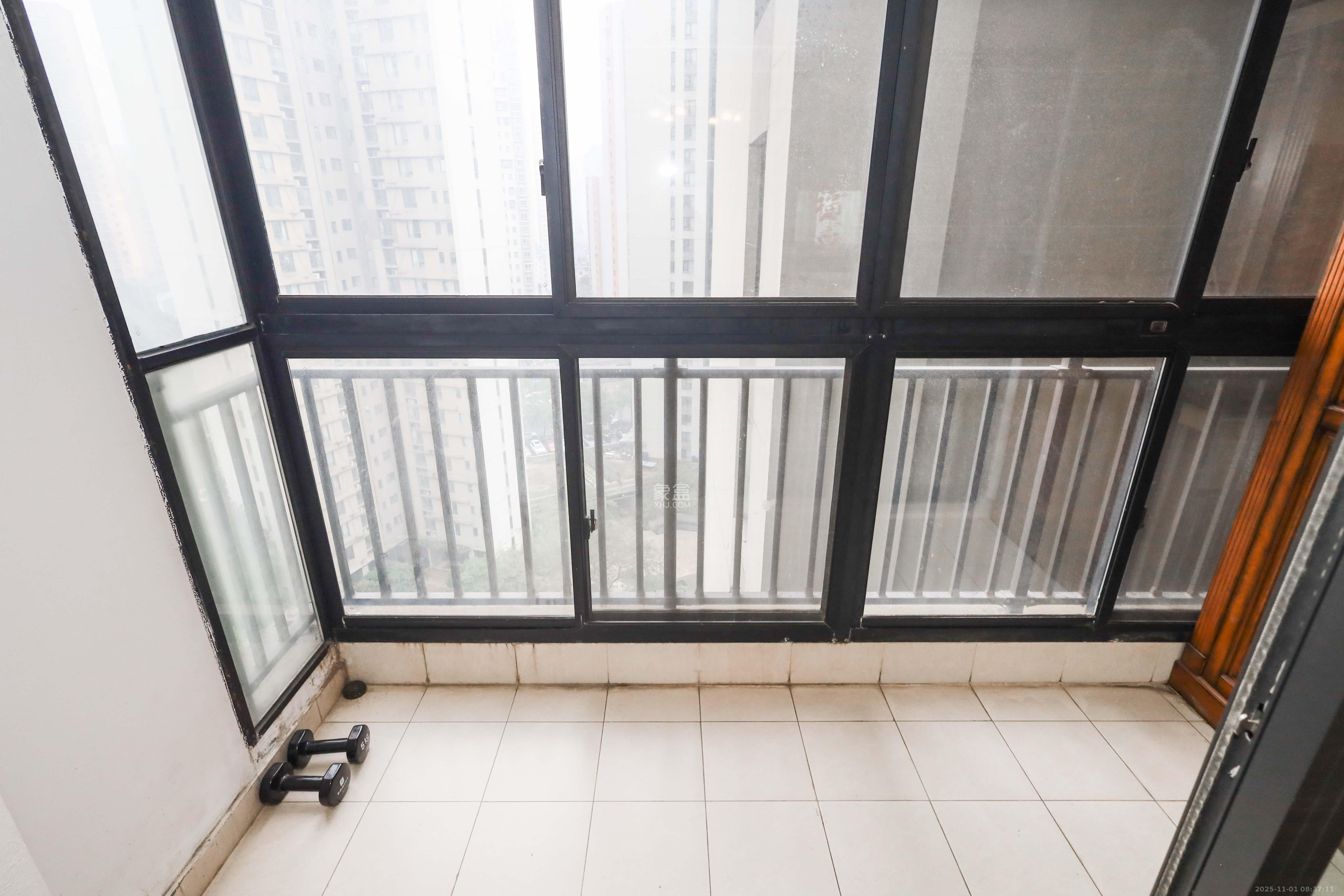 万科城市花园  3室2厅2卫    99.0万阳台