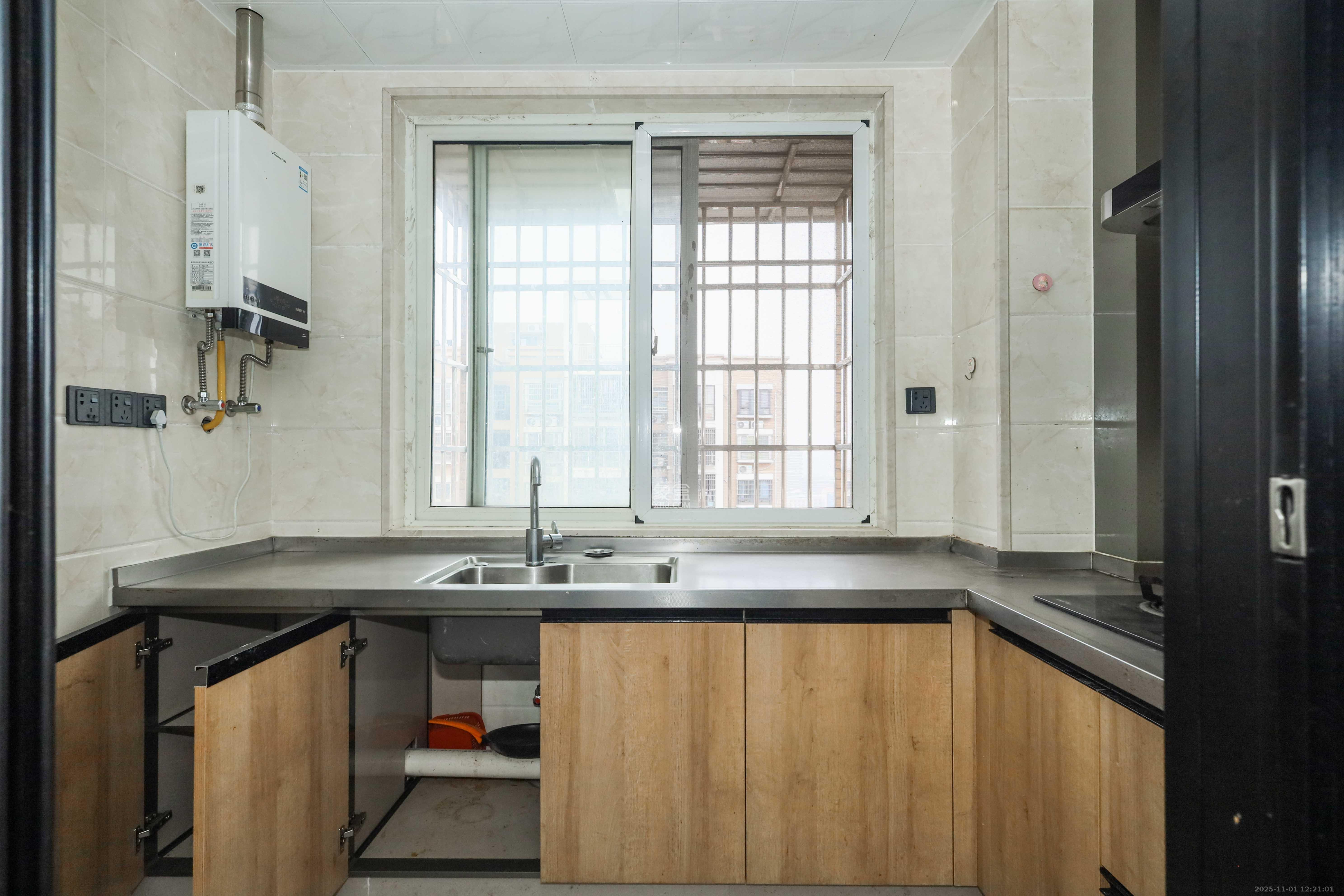 和润园一、二期  3室2厅1卫    68.0万厨房