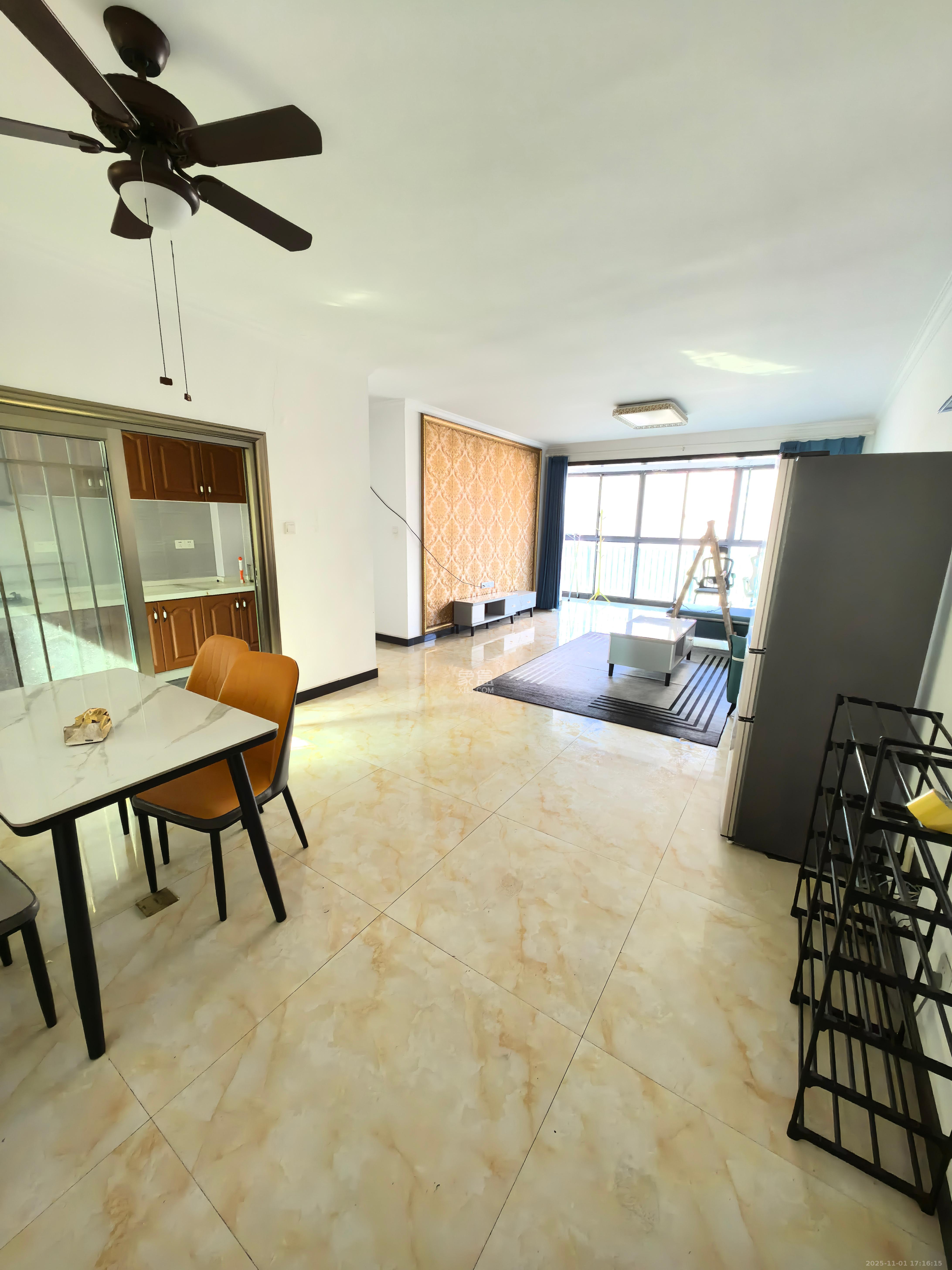 麓谷加州阳光  3室2厅2卫    2500.0元/月