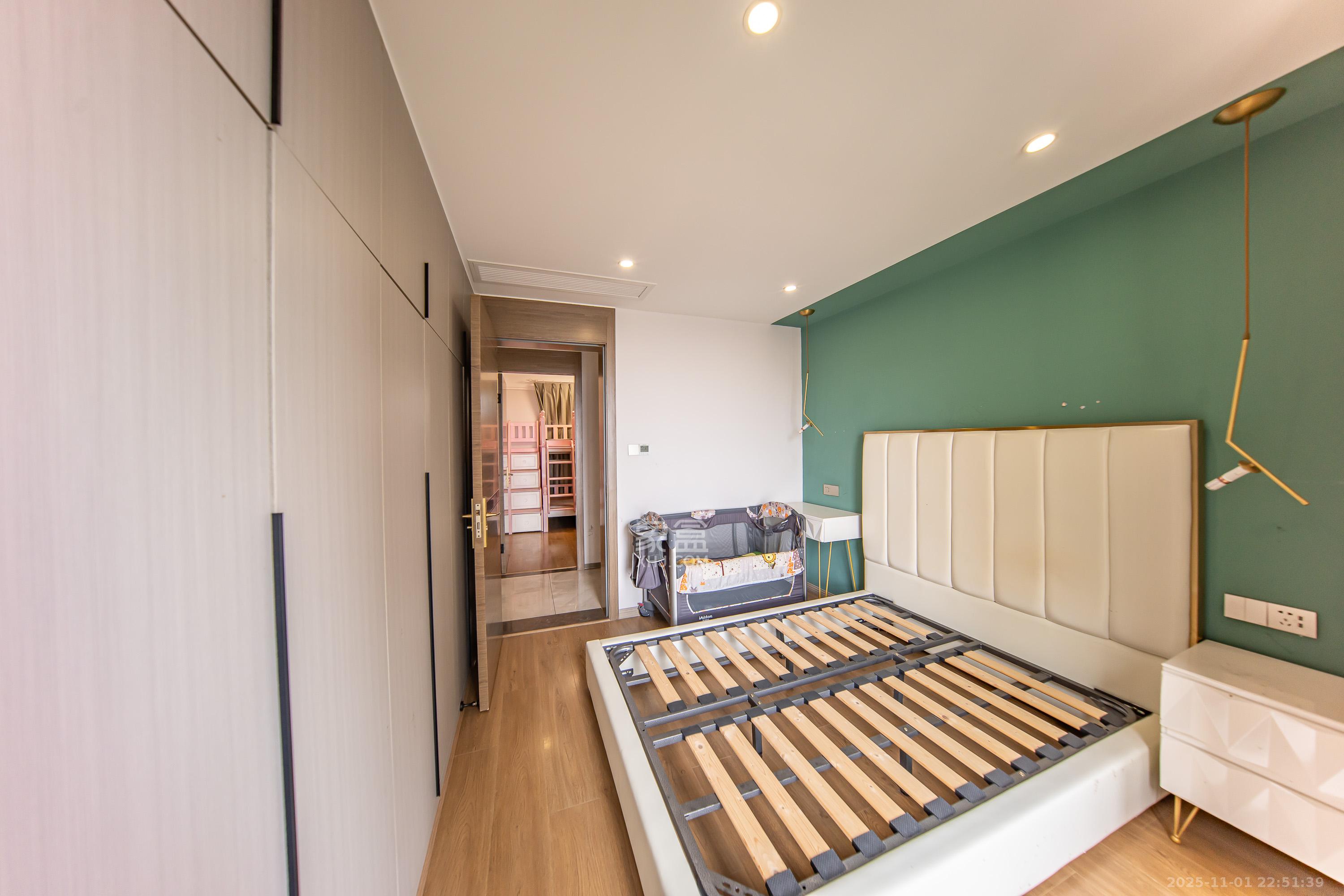 融创融公馆(融创臻苑) 4室2厅2卫 140.0万 融创融公馆(融创臻苑) 4室2厅2卫 140.0万卧室