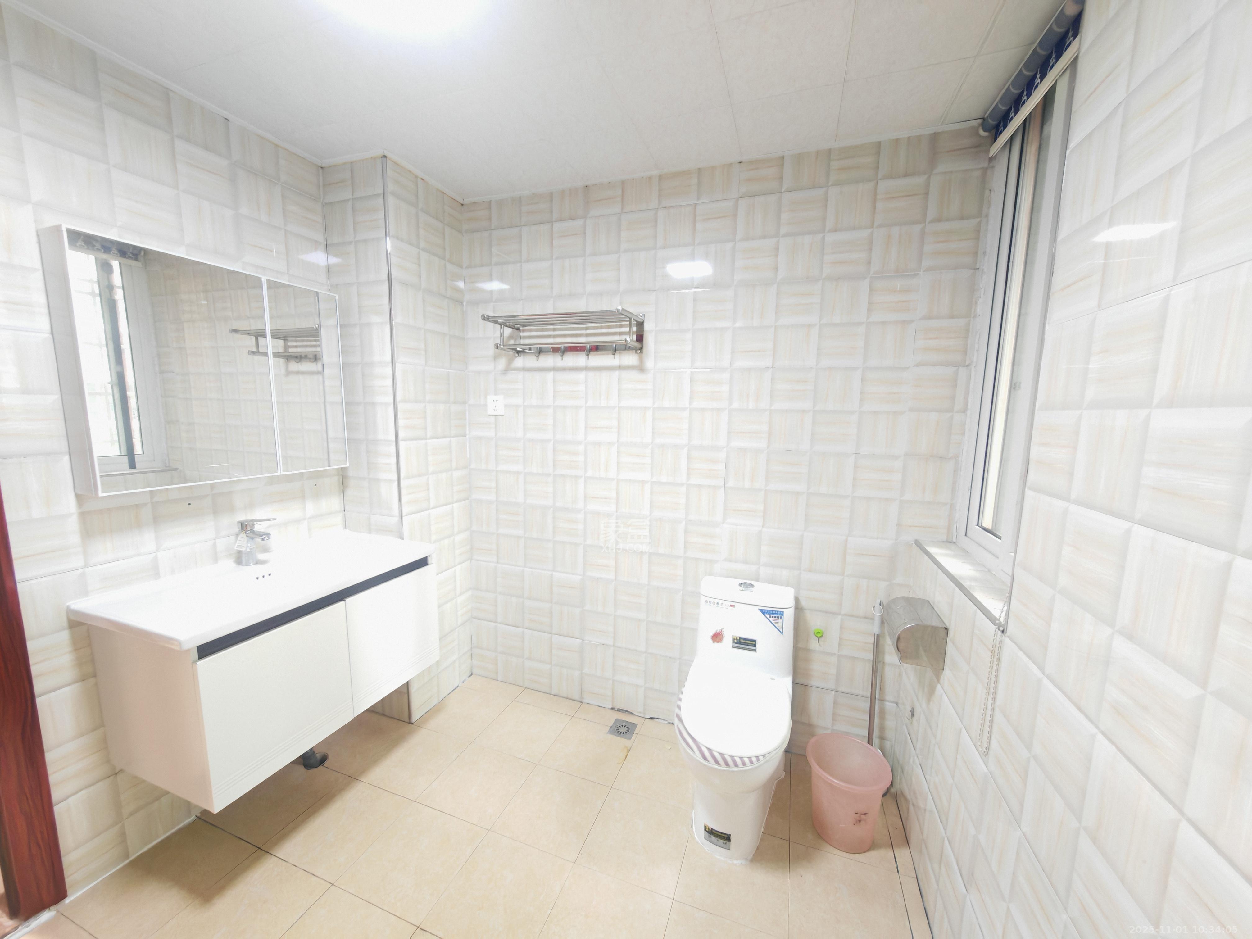 和润园一、二期  3室2厅2卫    2000.0元/月室内图