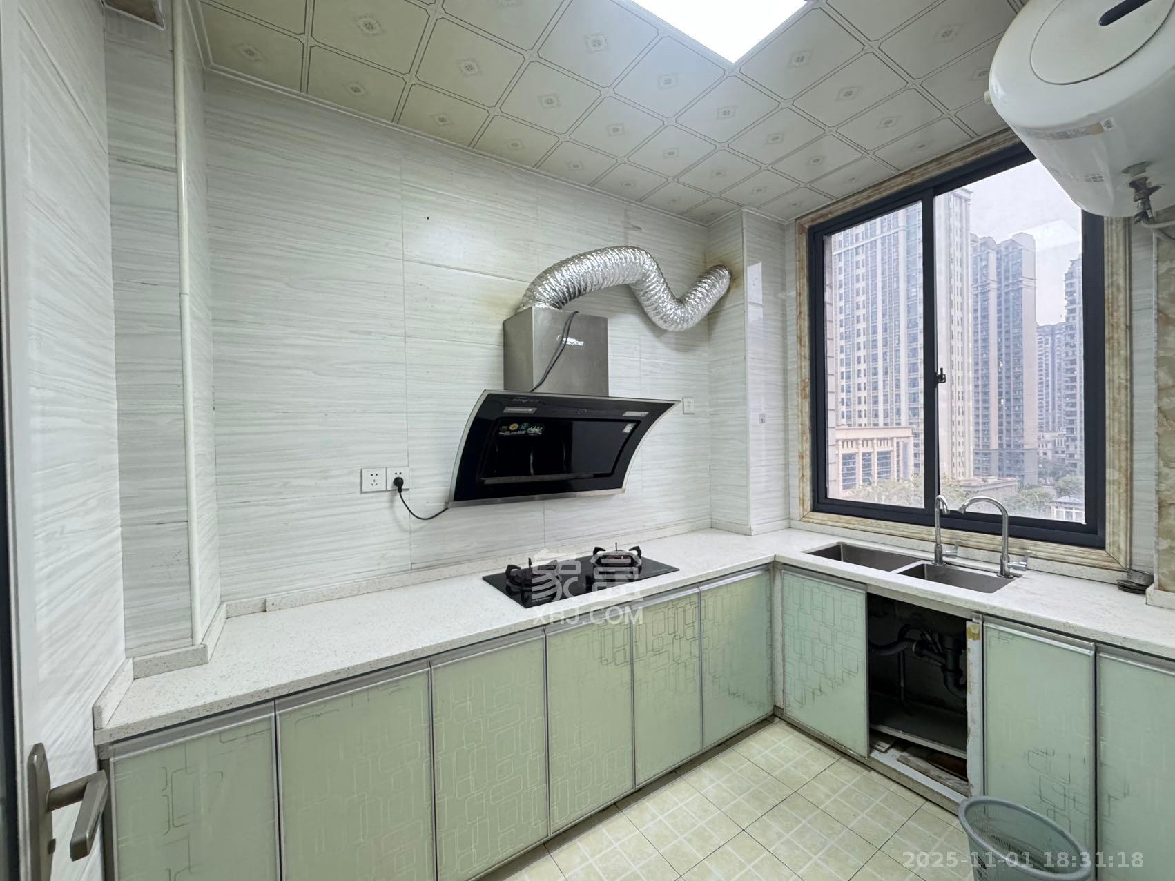 移动科技有限公司职工住宅楼  4室2厅2卫    2500.0元/月 移动科技有限公司职工住宅楼  4室2厅2卫    2500.0元/月室内图