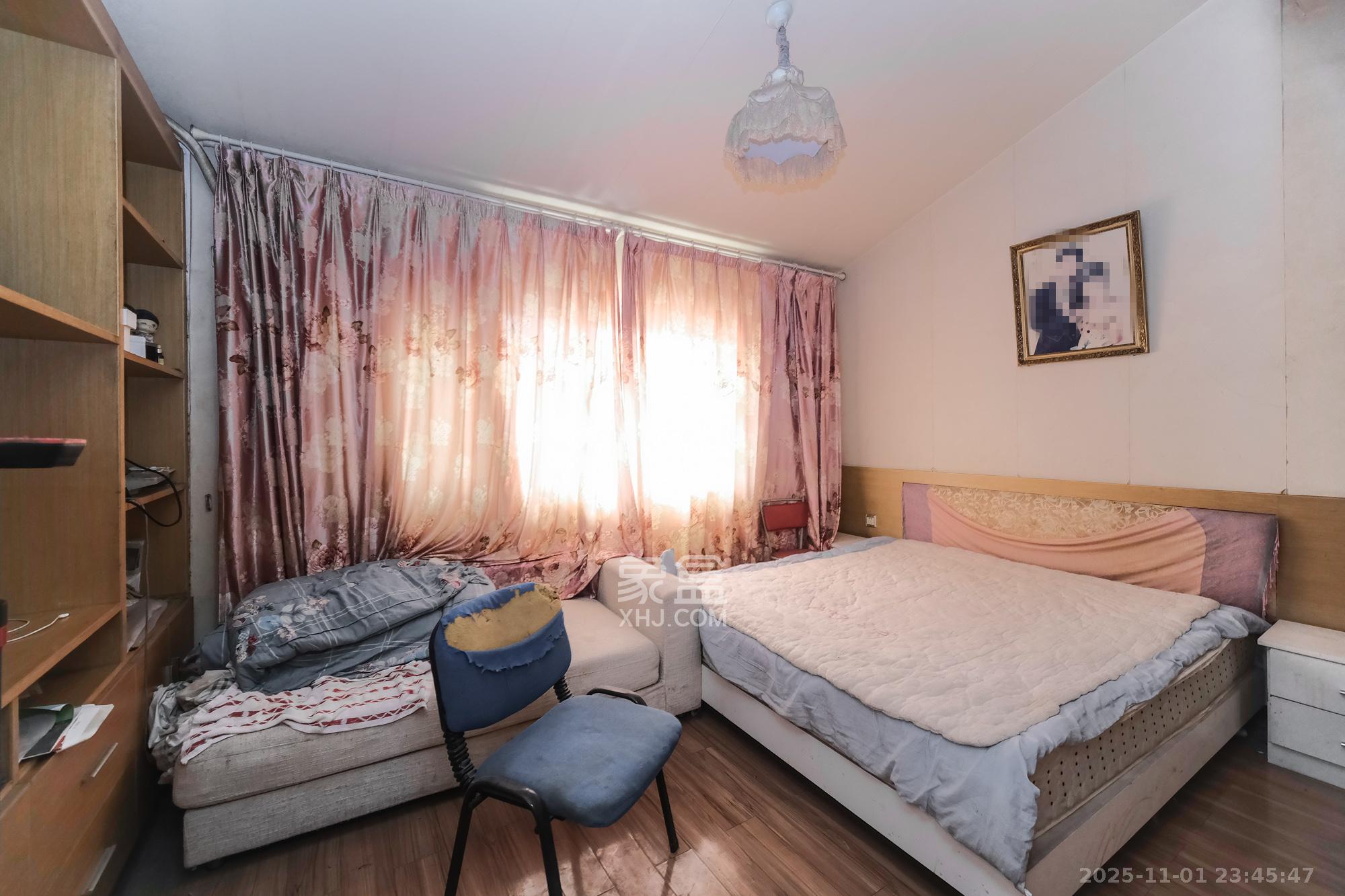 金鹰机电大市场  7室3厅4卫    125.2万卧室