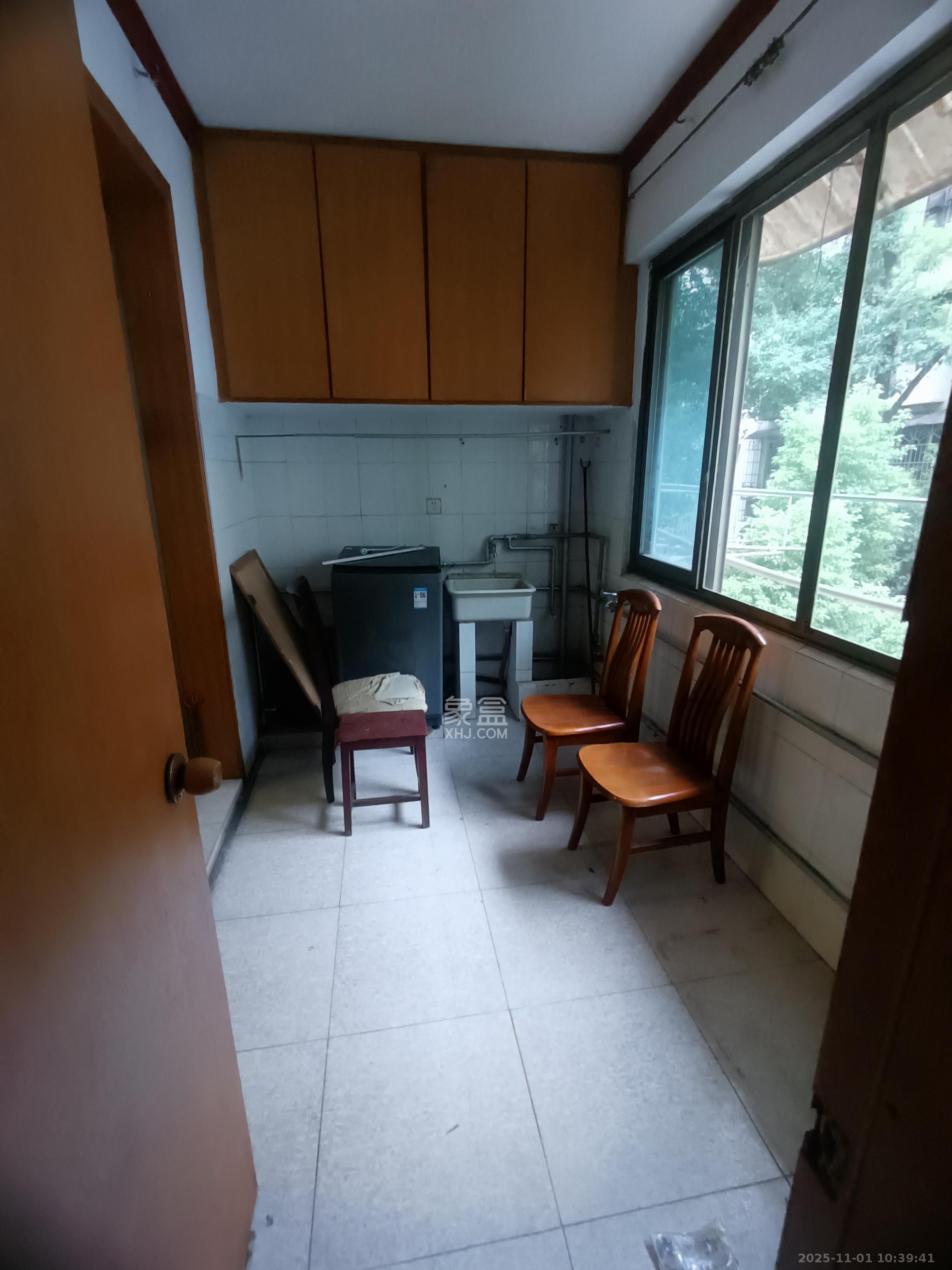 省政府机关二院  4室1厅1卫    2600.0元/月 省政府机关二院  4室1厅1卫    2600.0元/月室内图