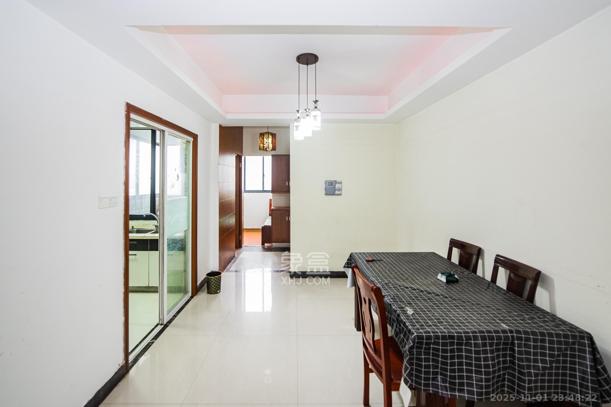 湘江世纪城鸿江苑  3室2厅2卫    103.0万客厅