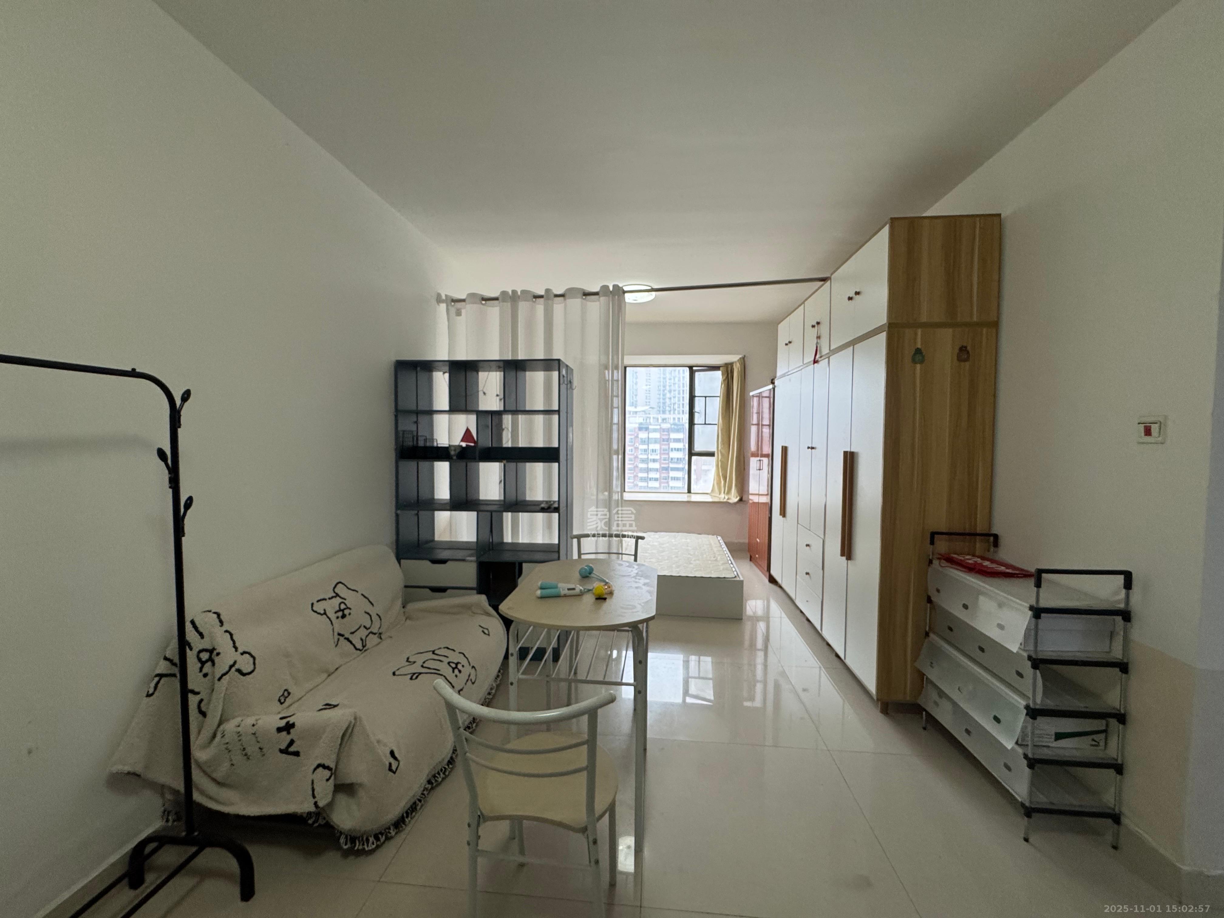 山水花都  1室1厅1卫    1400.0元/月室内图