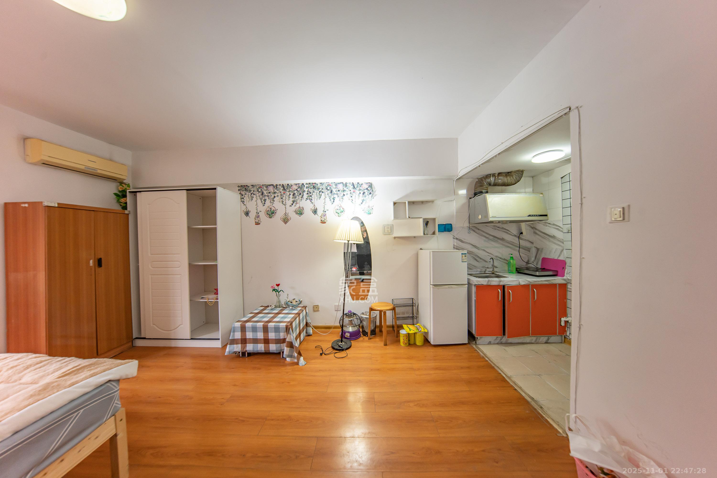 阳光100二期  1室1厅1卫    23.8万客厅