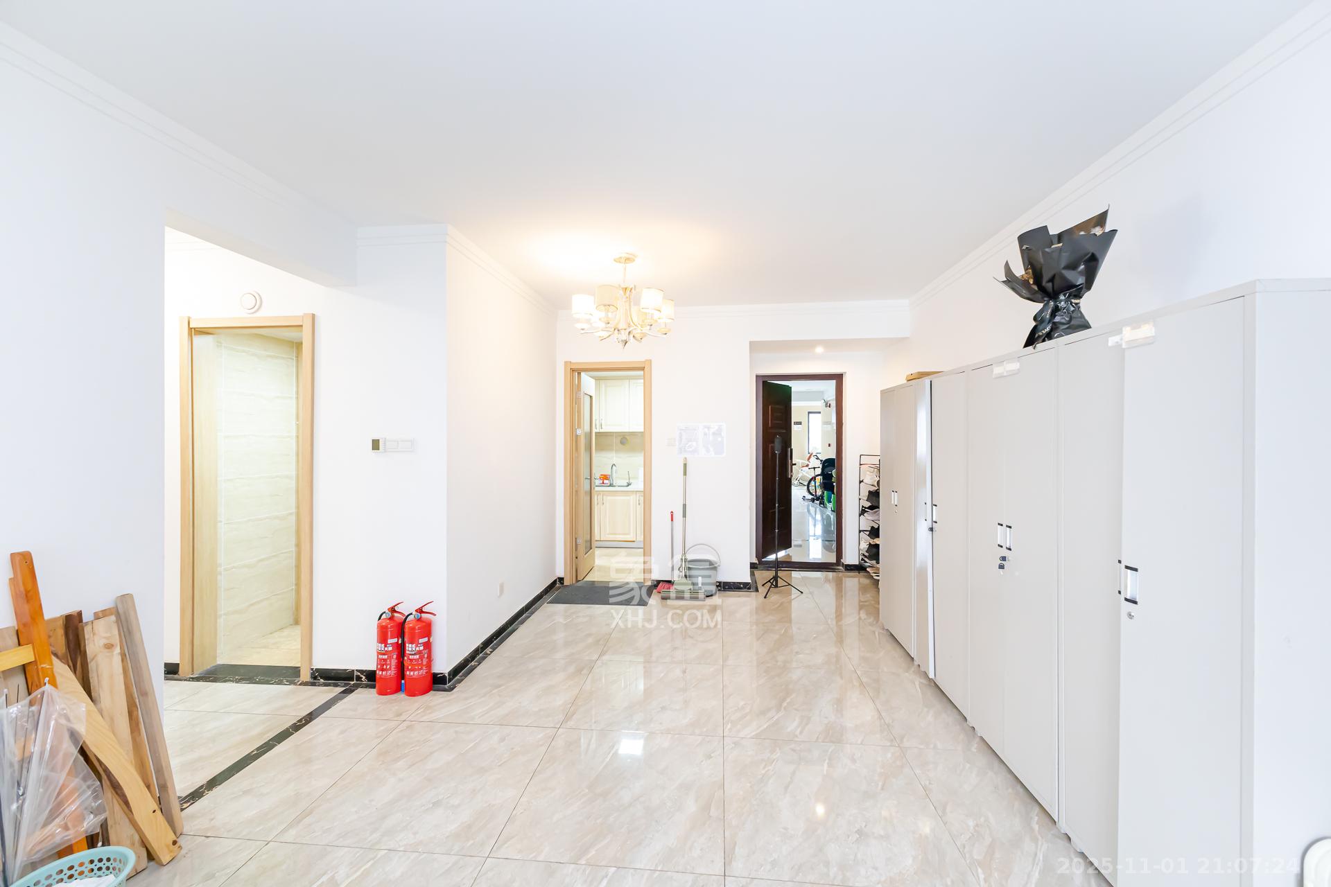 万润滨江天著  4室2厅2卫    126.8万 万润滨江天著  4室2厅2卫    126.8万客厅