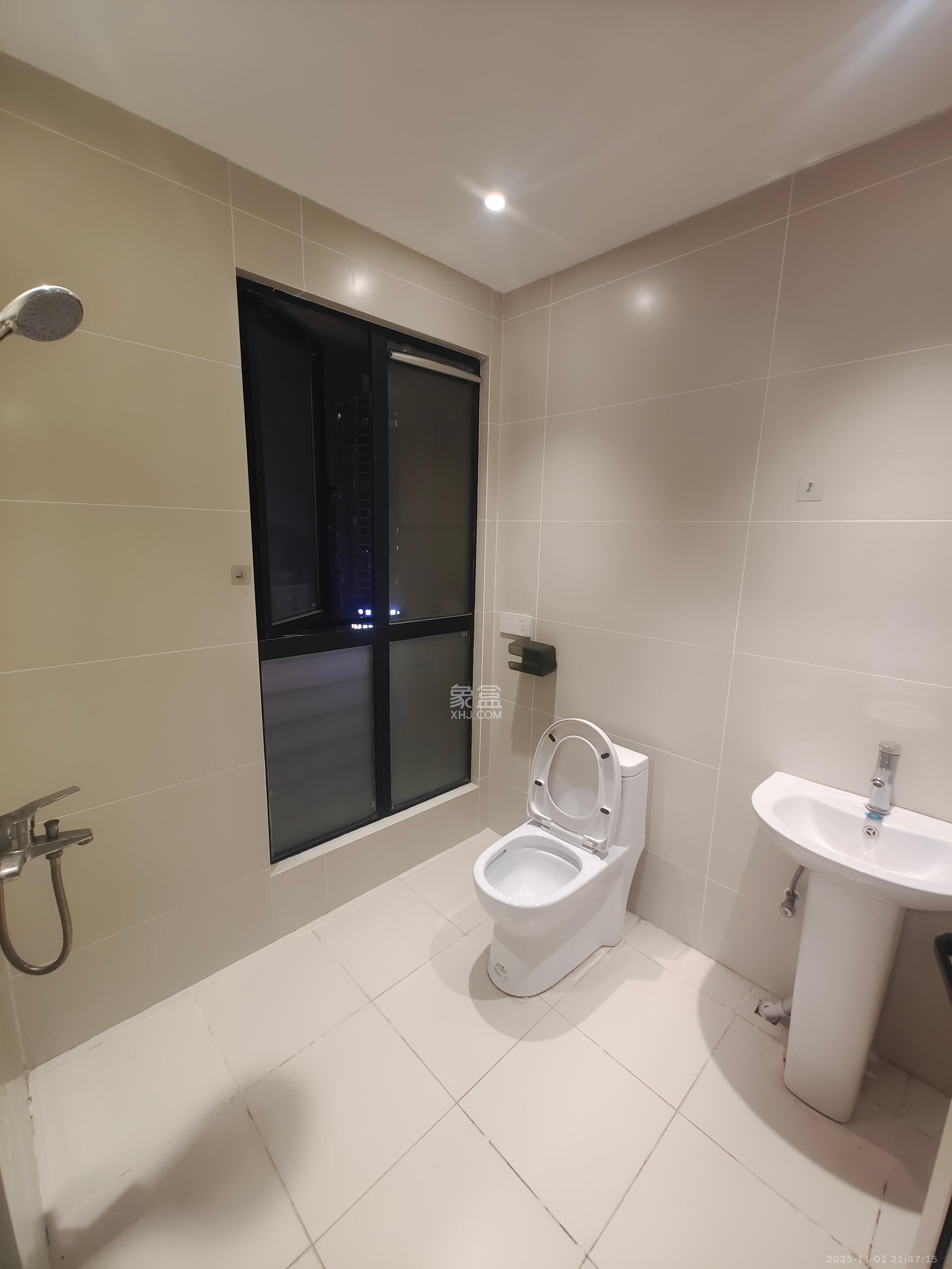 郡原广场  3室2厅2卫    3500.0元/月室内图