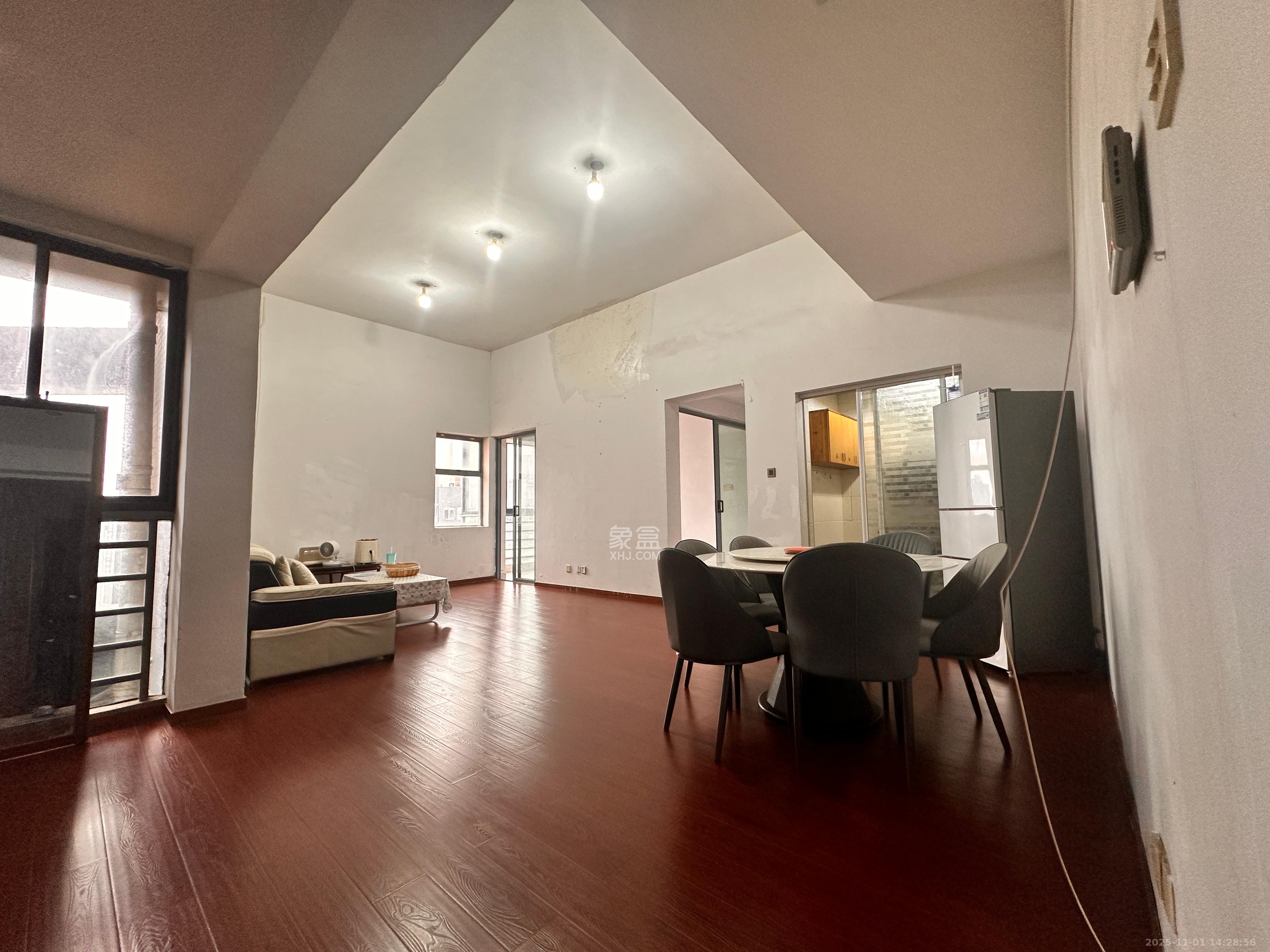 滨江君悦香邸  3室2厅2卫    3200.0元/月