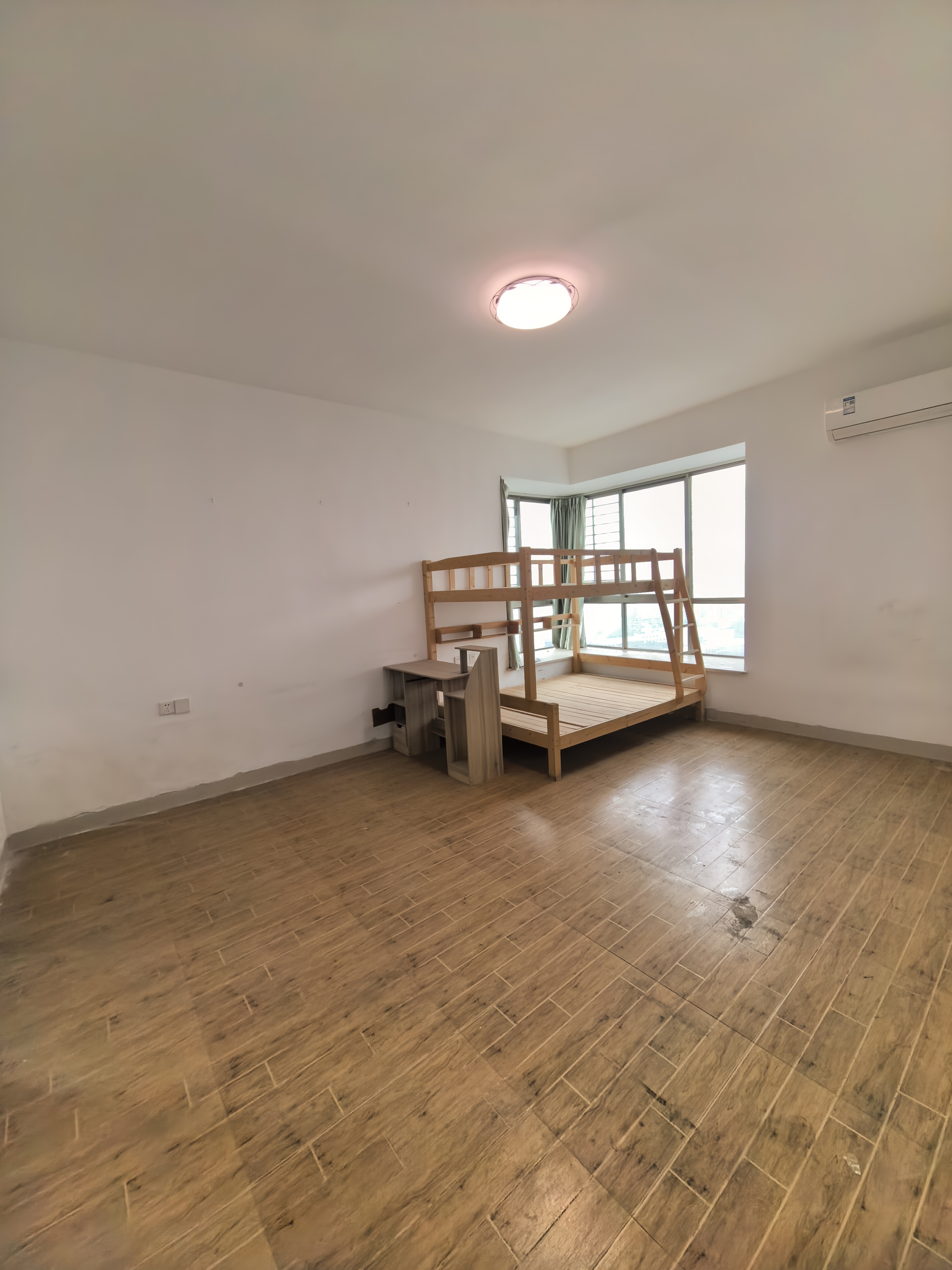 华亿明珠  4室2厅2卫    2000.0元/月室内图