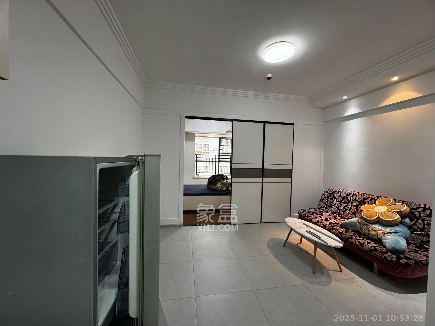 西子一间  1室1厅1卫    1800.0元/月 西子一间  1室1厅1卫    1800.0元/月室内图