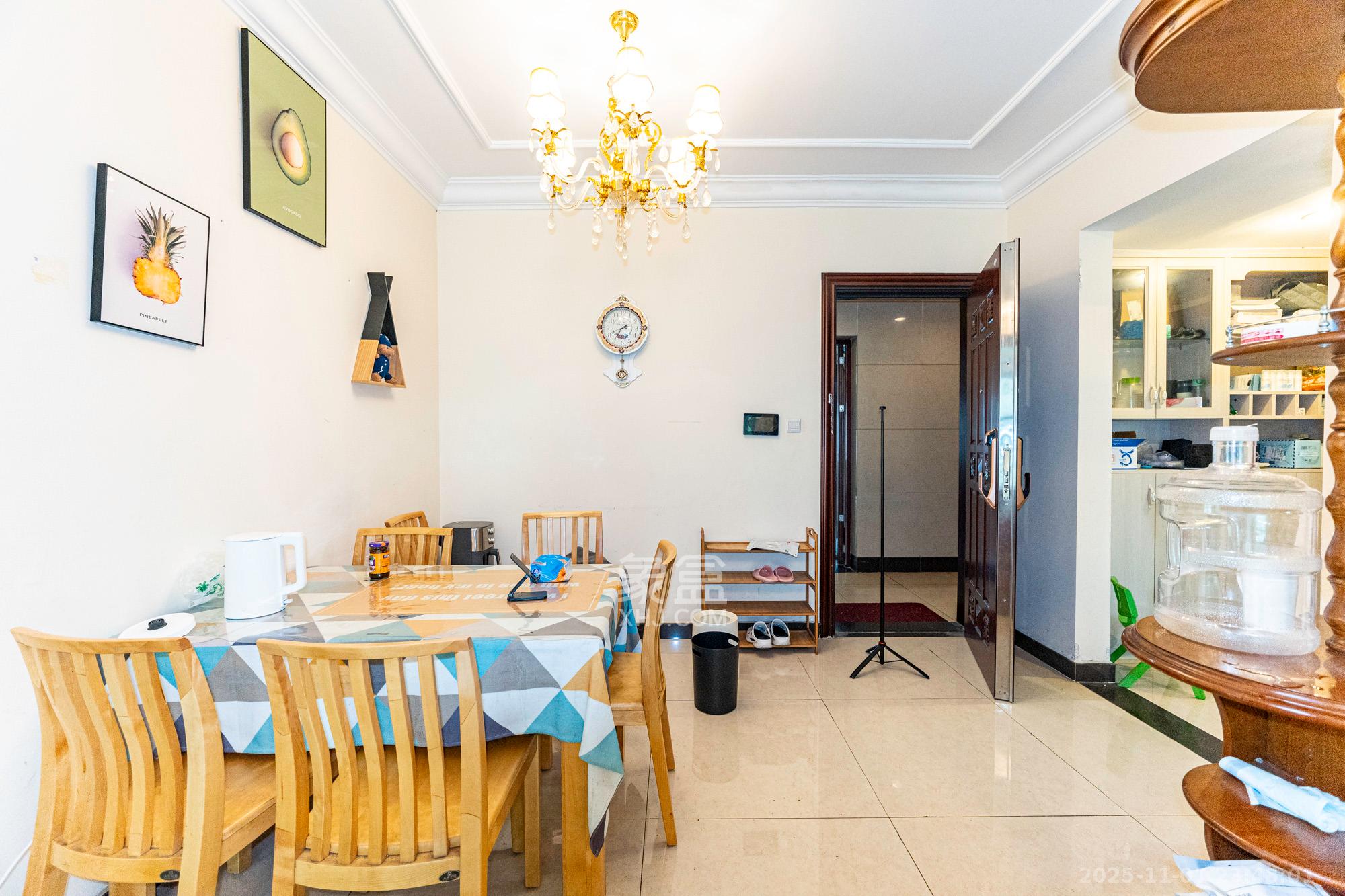 恒大雅苑  3室2厅2卫    108.0万客厅