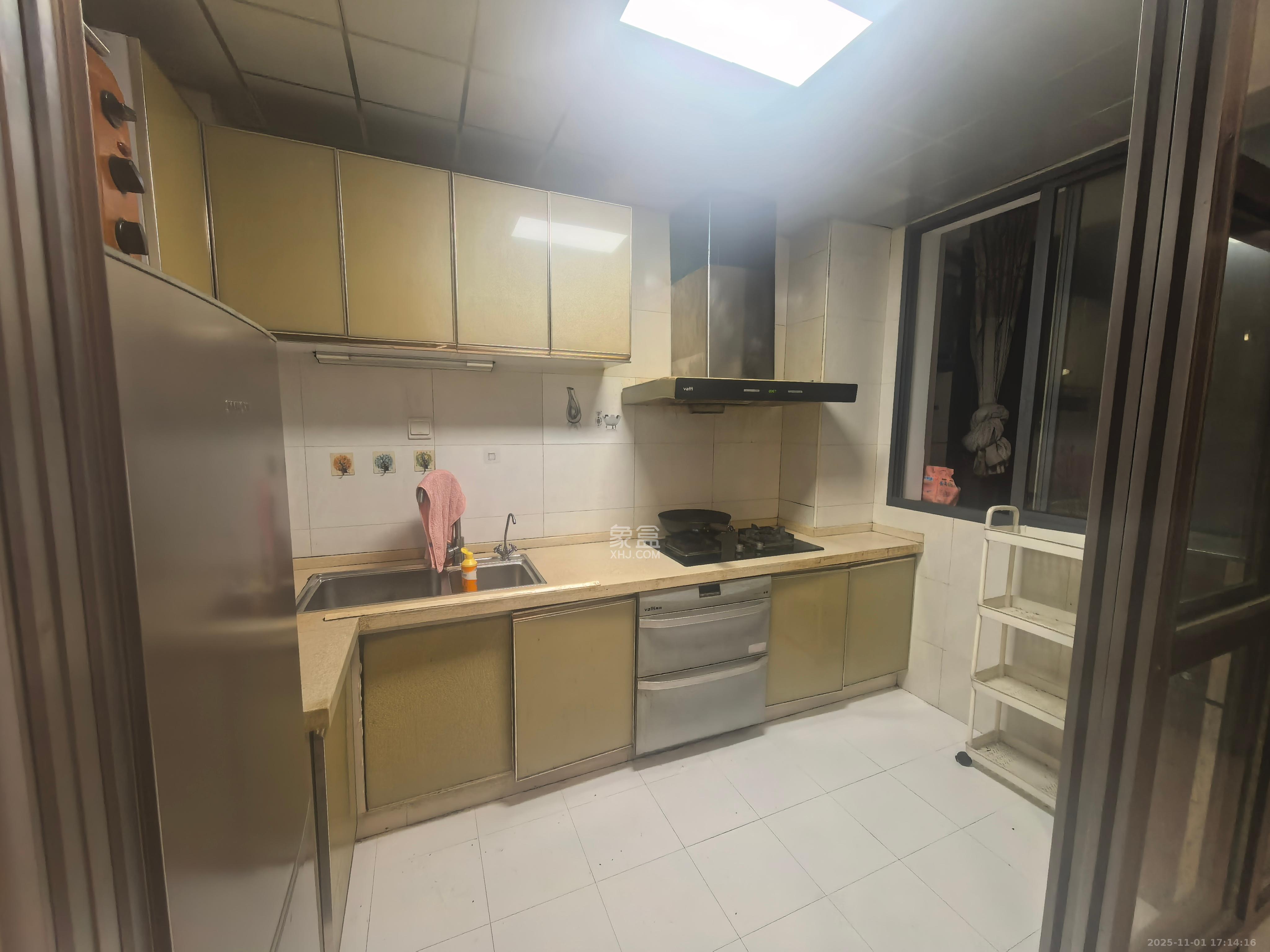 湘电友谊一号  3室2厅2卫    60.0万客厅