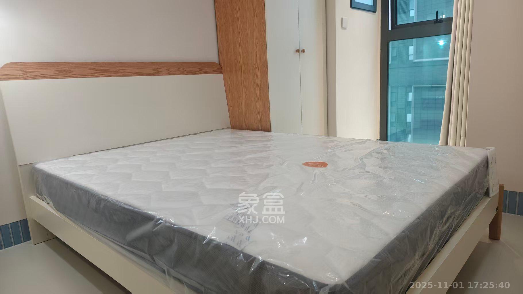 绿地商务广场  1室1厅1卫    1600.0元/月室内图