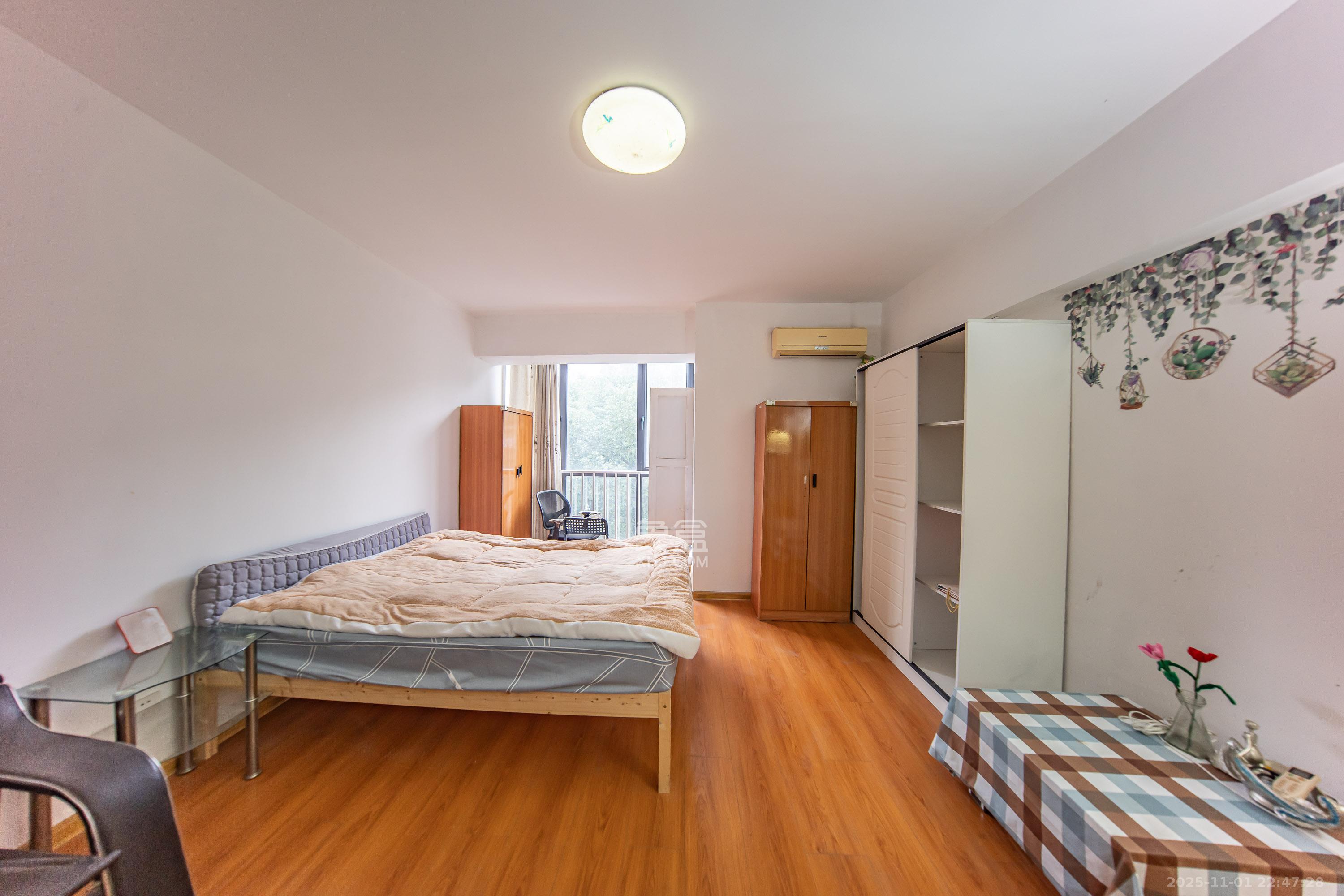 阳光100二期  1室1厅1卫    23.8万卧室