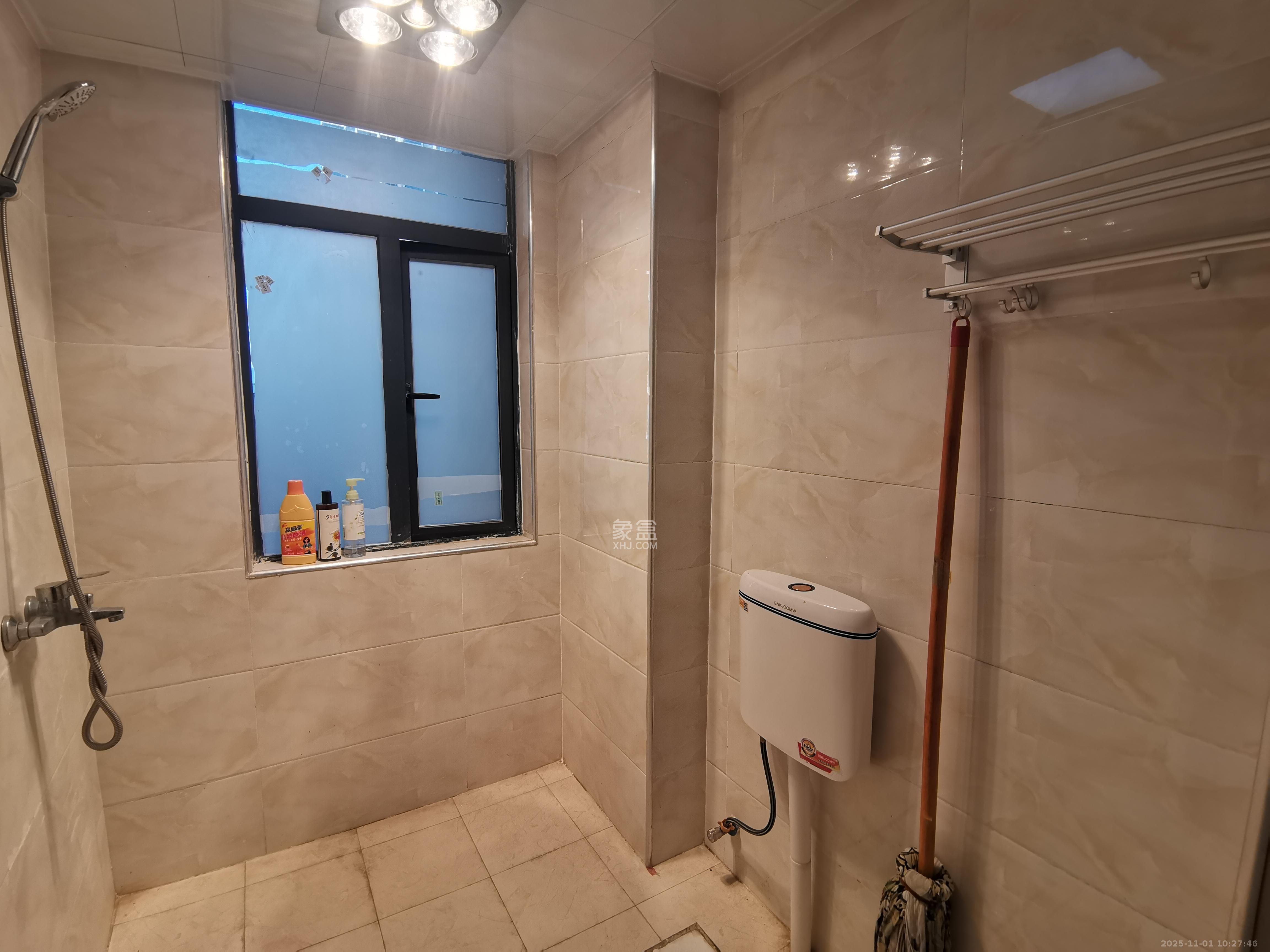 恒生碧水龙庭  3室2厅2卫    1900.0元/月室内图