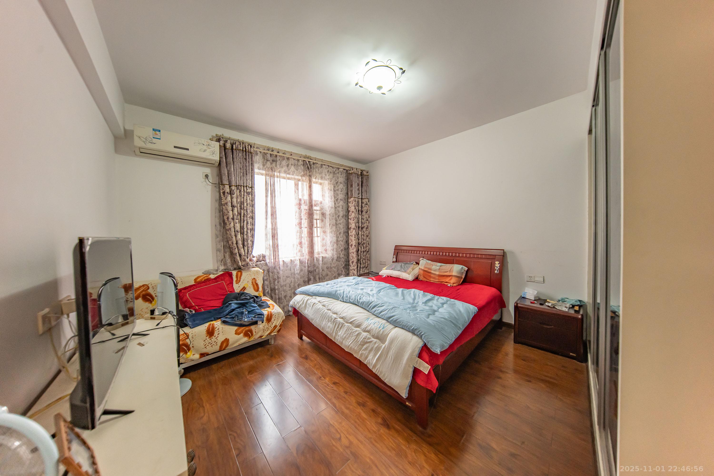 米兰春天  3室2厅2卫    80.0万卧室