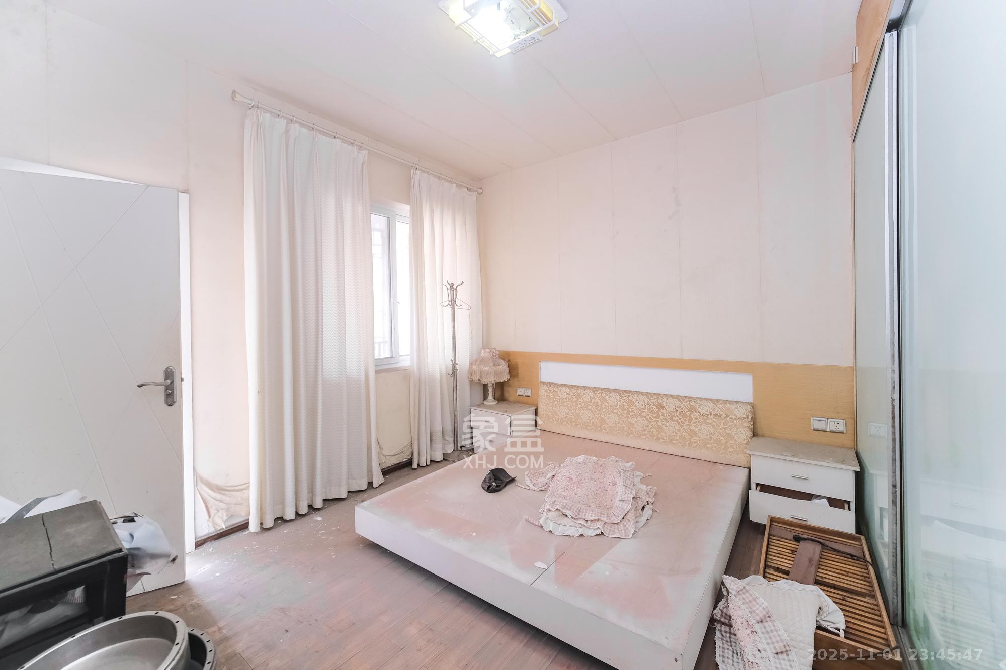 金鹰机电大市场  7室3厅4卫    125.2万卧室