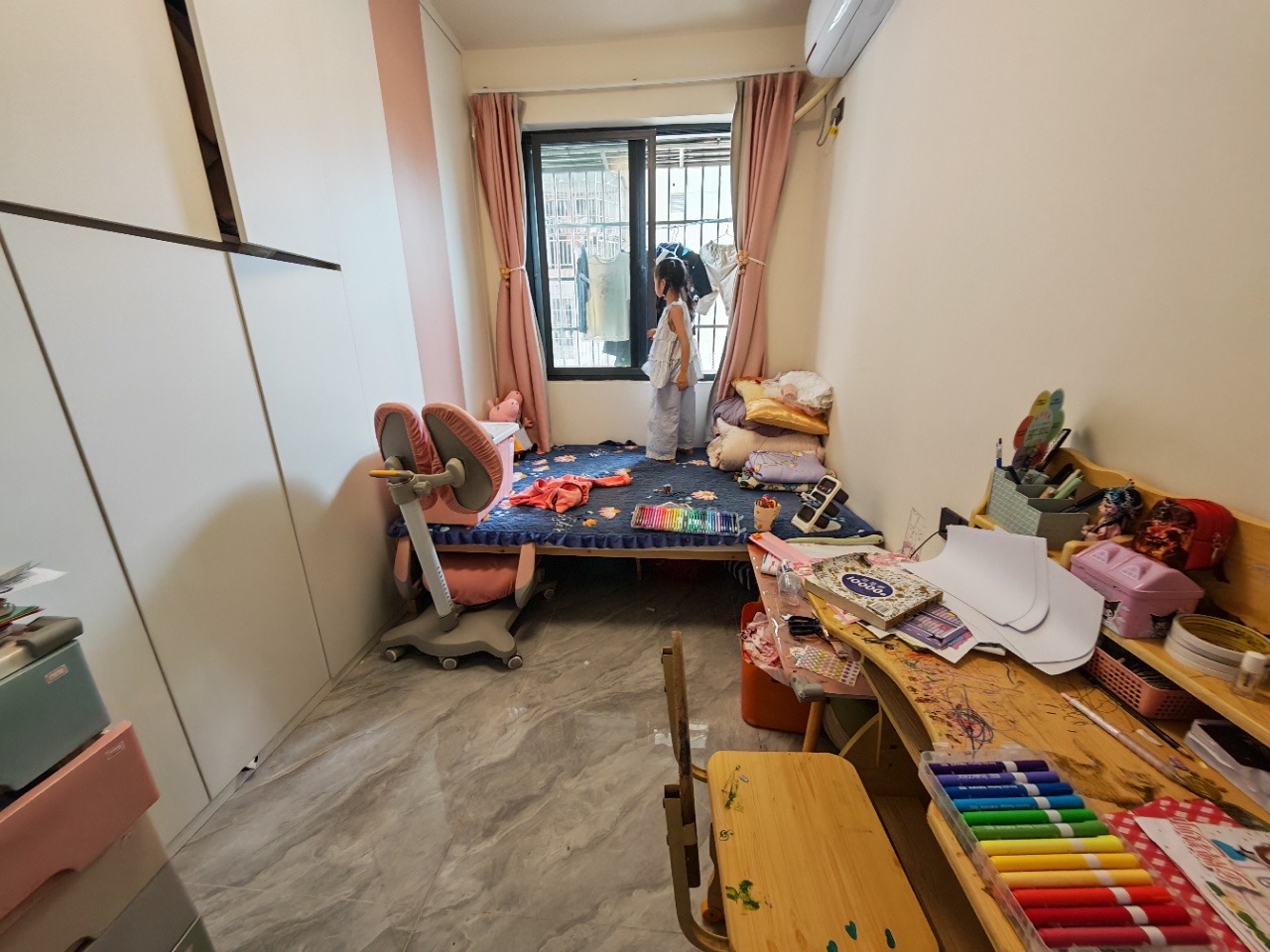 汇宇金城  4室2厅2卫    138.0万客厅