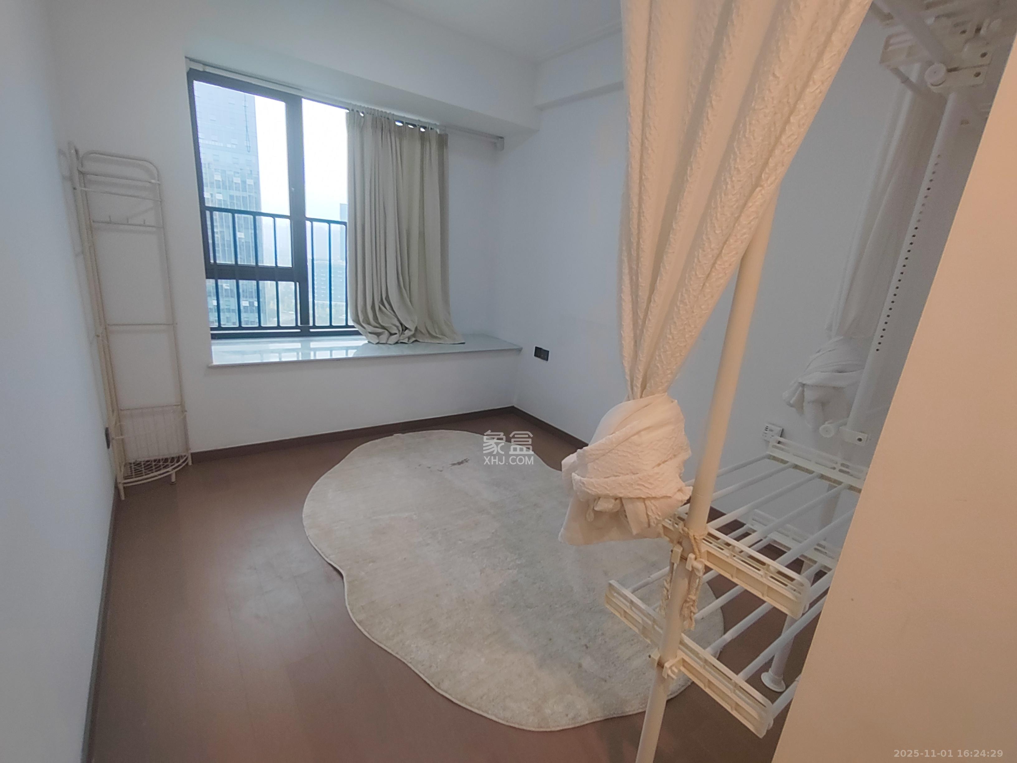 绿地V岛  4室2厅2卫    4400.0元/月室内图