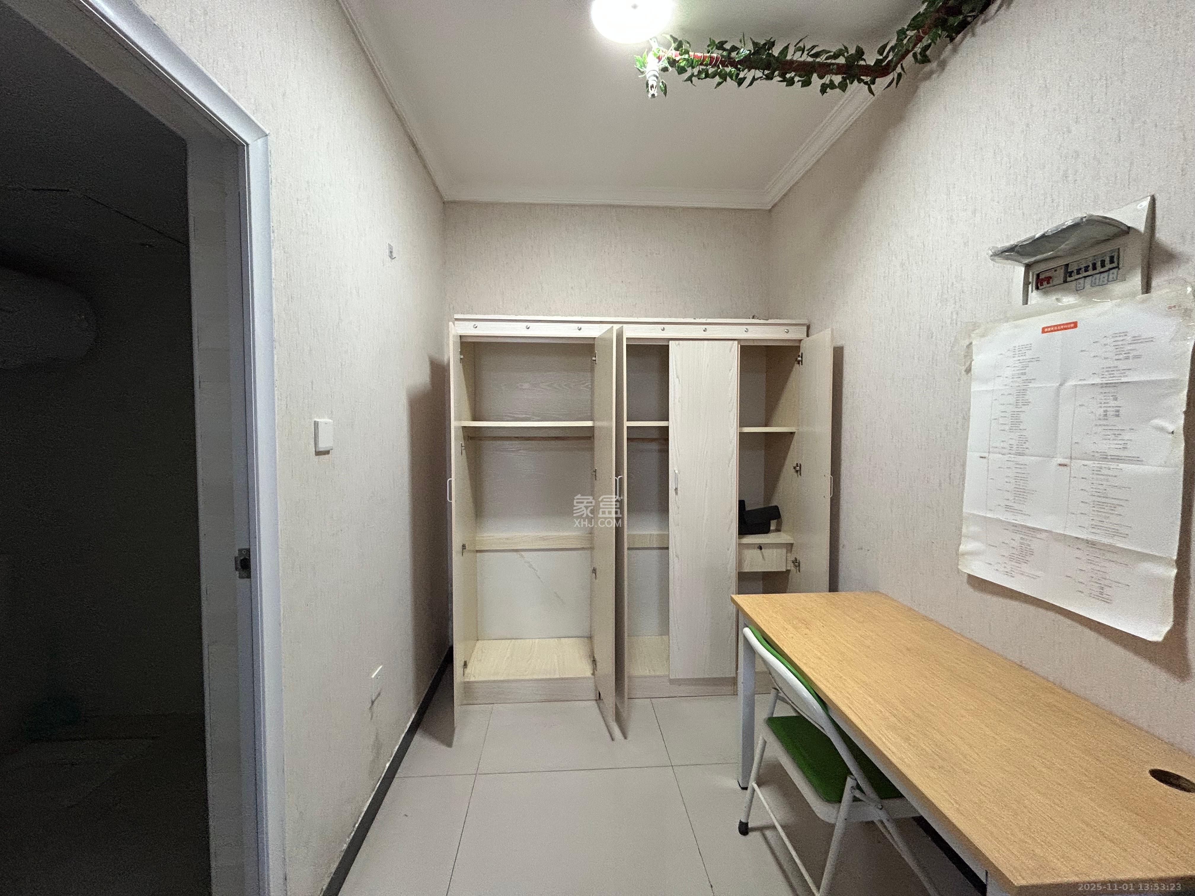 山水湾  1室1厅1卫    1300.0元/月室内图