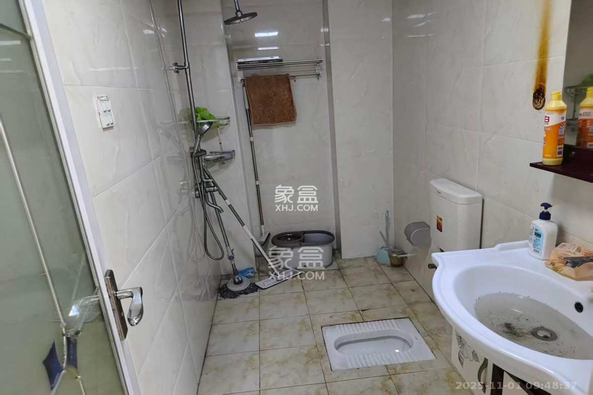 华城广场 3室2厅1卫 2600.0元/月 华城广场 3室2厅1卫 2600.0元/月室内图