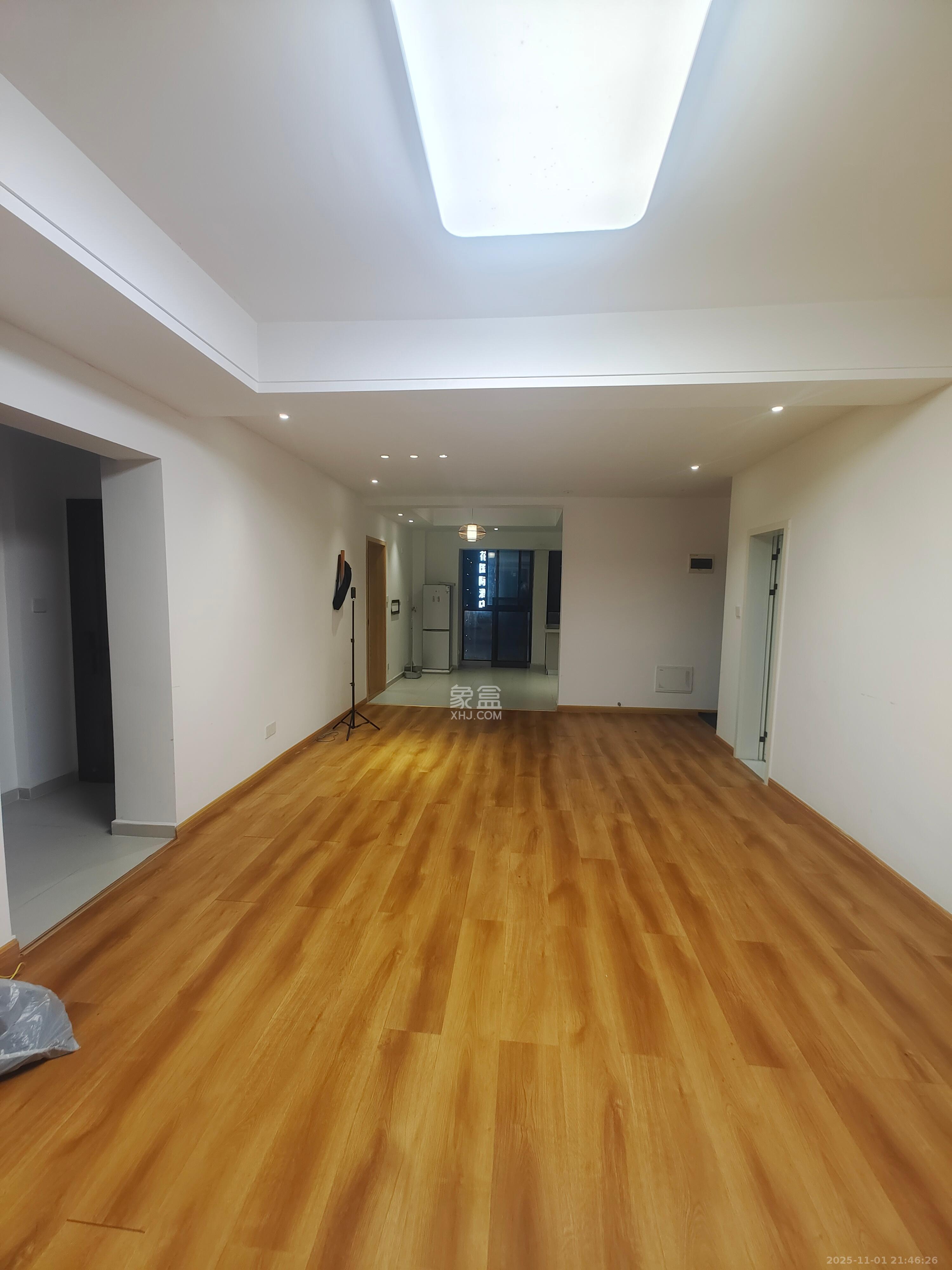 郡原广场  3室2厅2卫    3500.0元/月