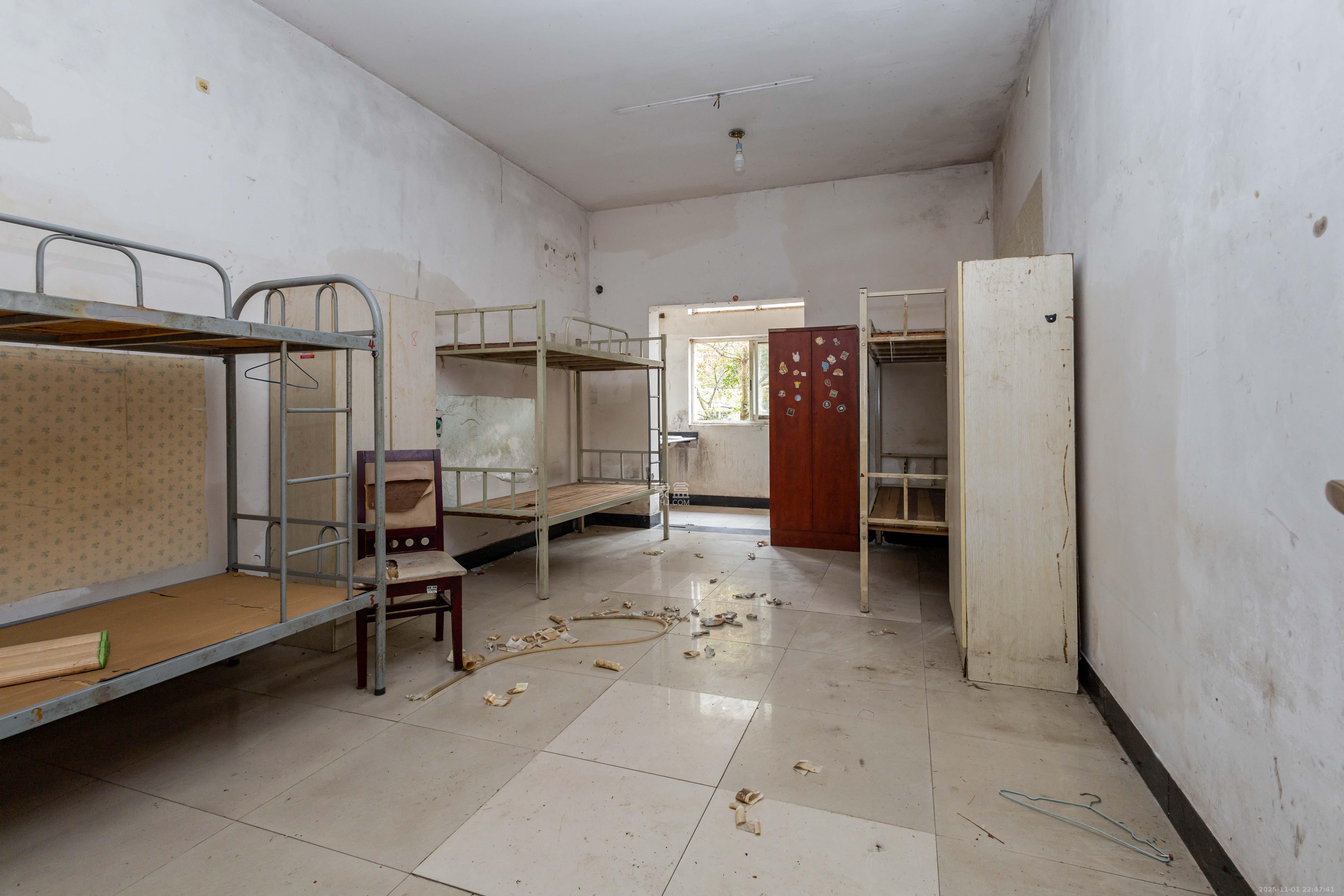 创业乐园  1室0厅0卫    11.8万客厅