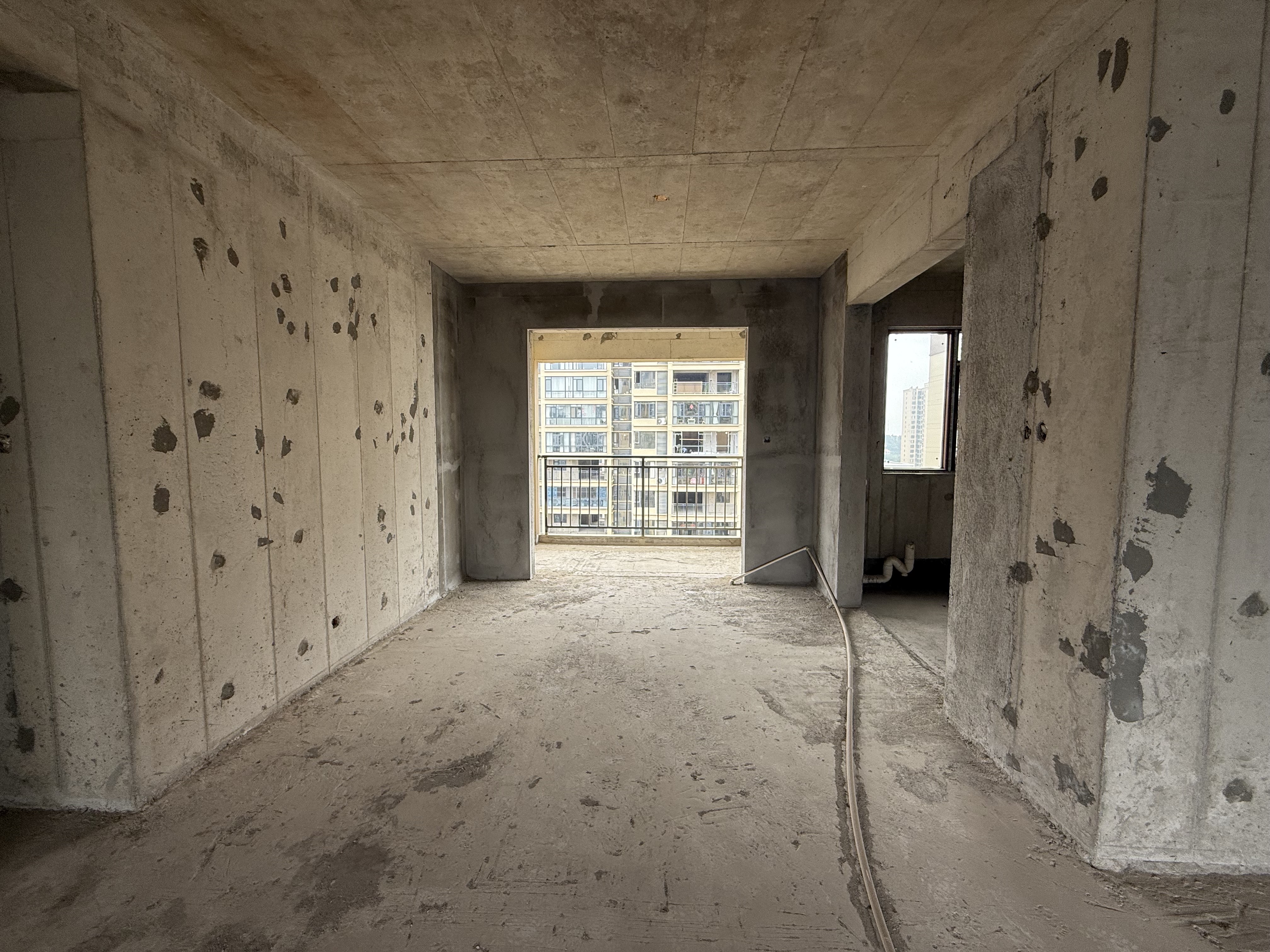 吉大汉珠山府  4室2厅2卫    110.0万客厅