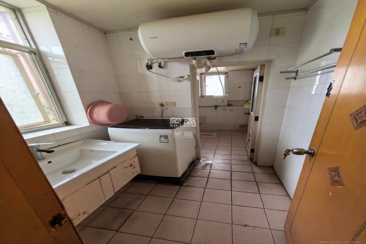 新兴小区(杨家山社区) 4室2厅1卫 2500.0元/月 新兴小区(杨家山社区) 4室2厅1卫 2500.0元/月室内图